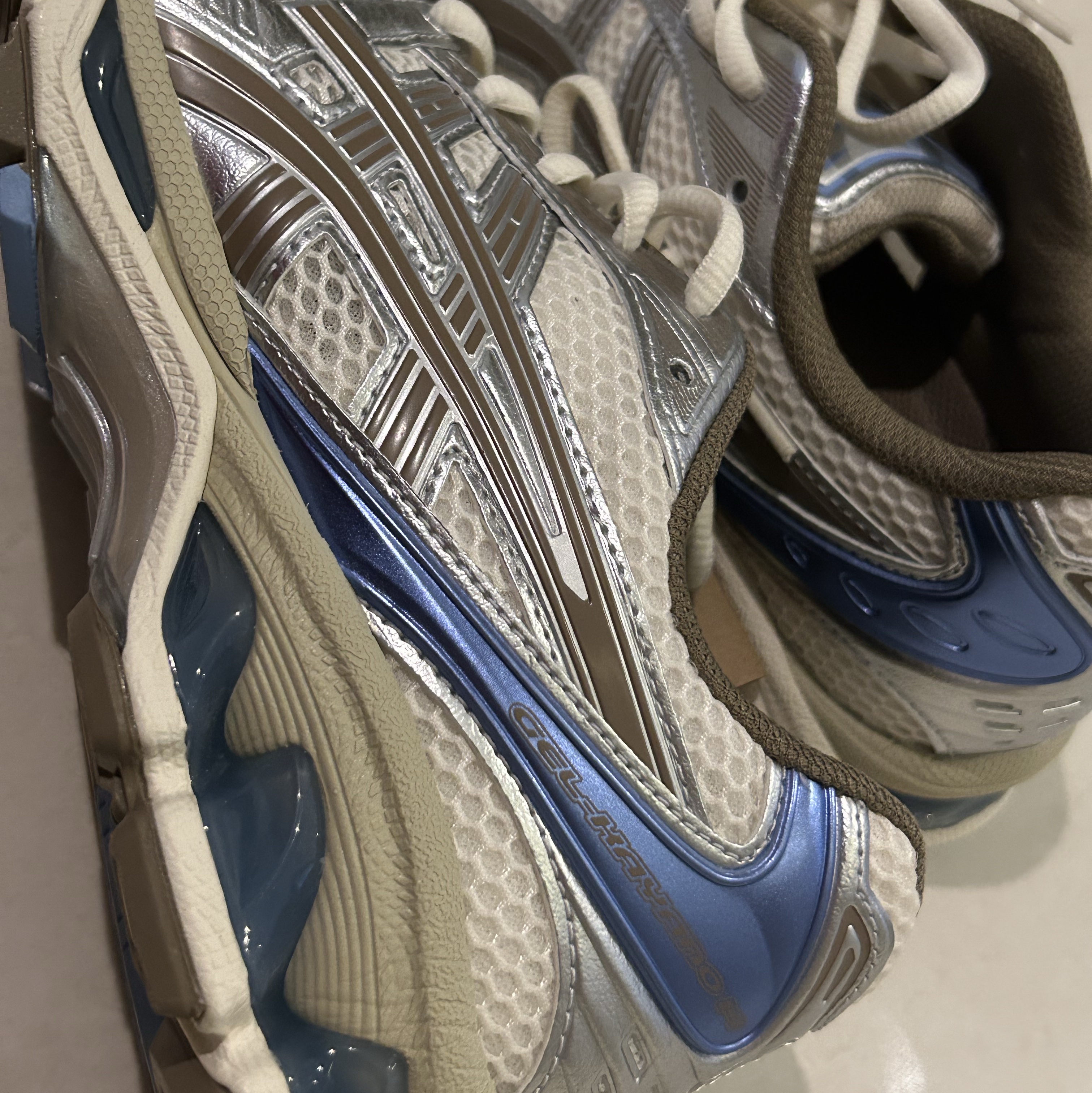 (W) Asics Gel-Kayano 14 Cream Pepper 착용 스타일 - 3