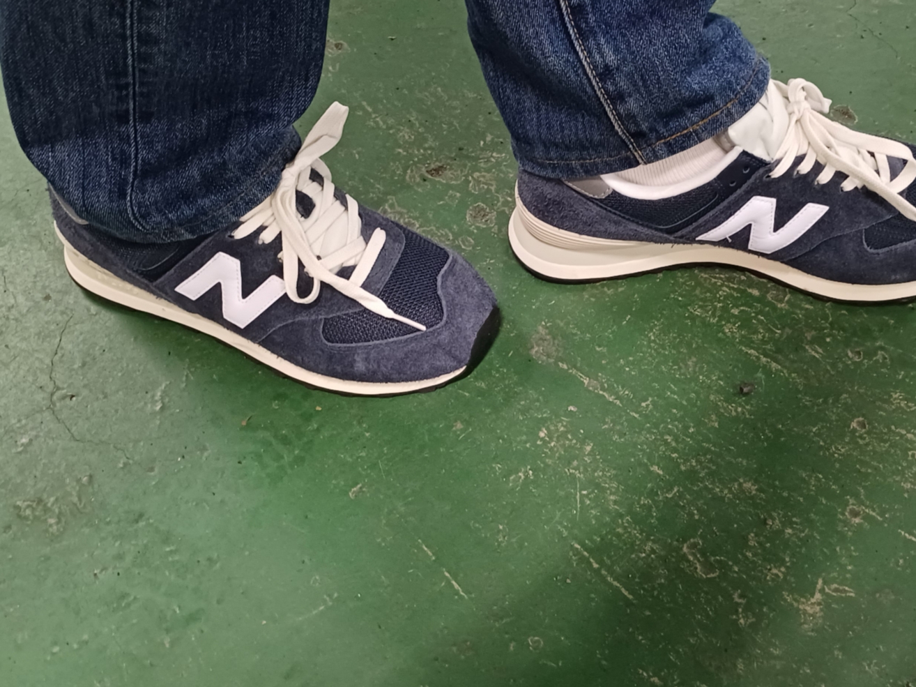 New Balance 574 Heritage Navy 착용 스타일 - 2