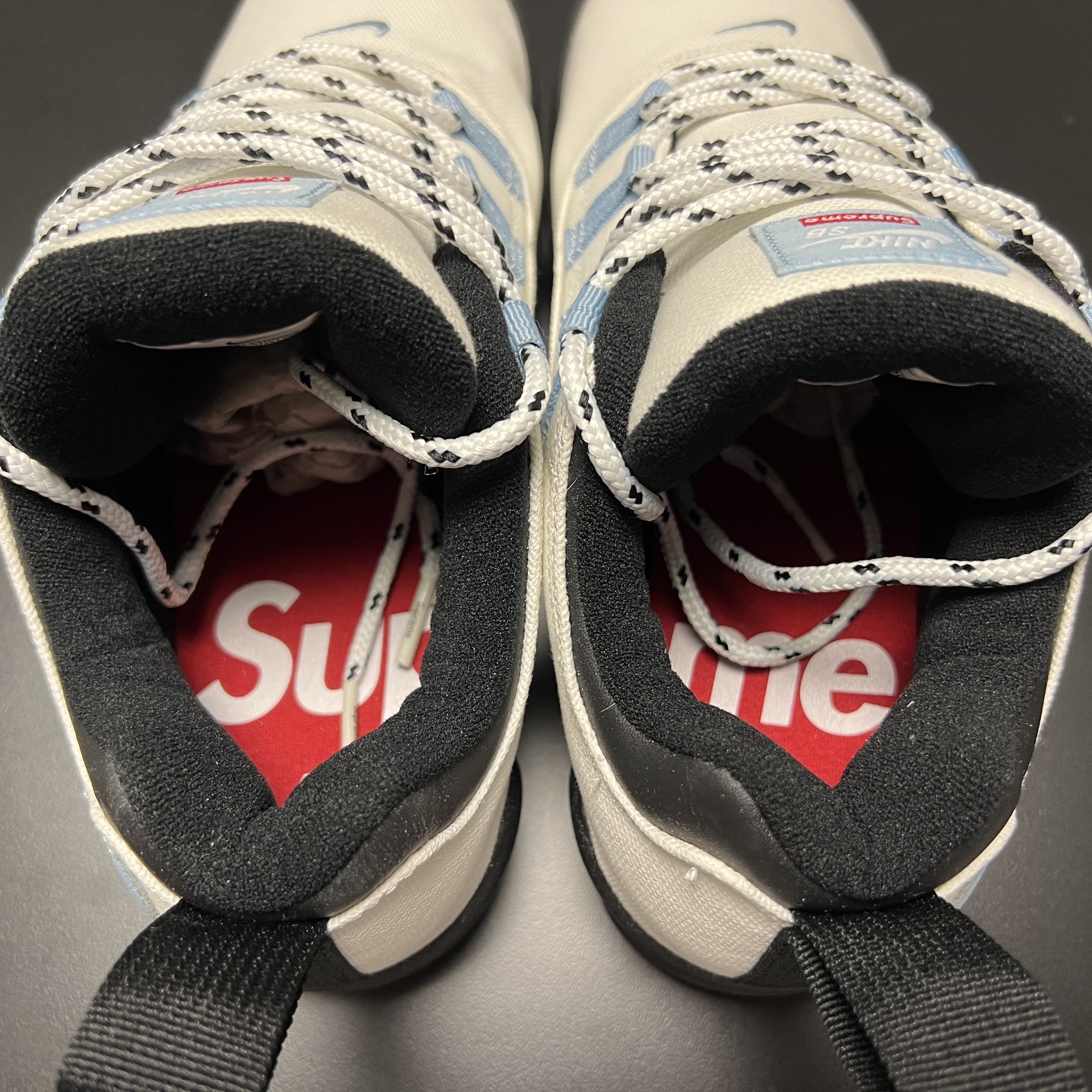 Nike x Supreme SB Darwin Low White 착용 스타일 - 3