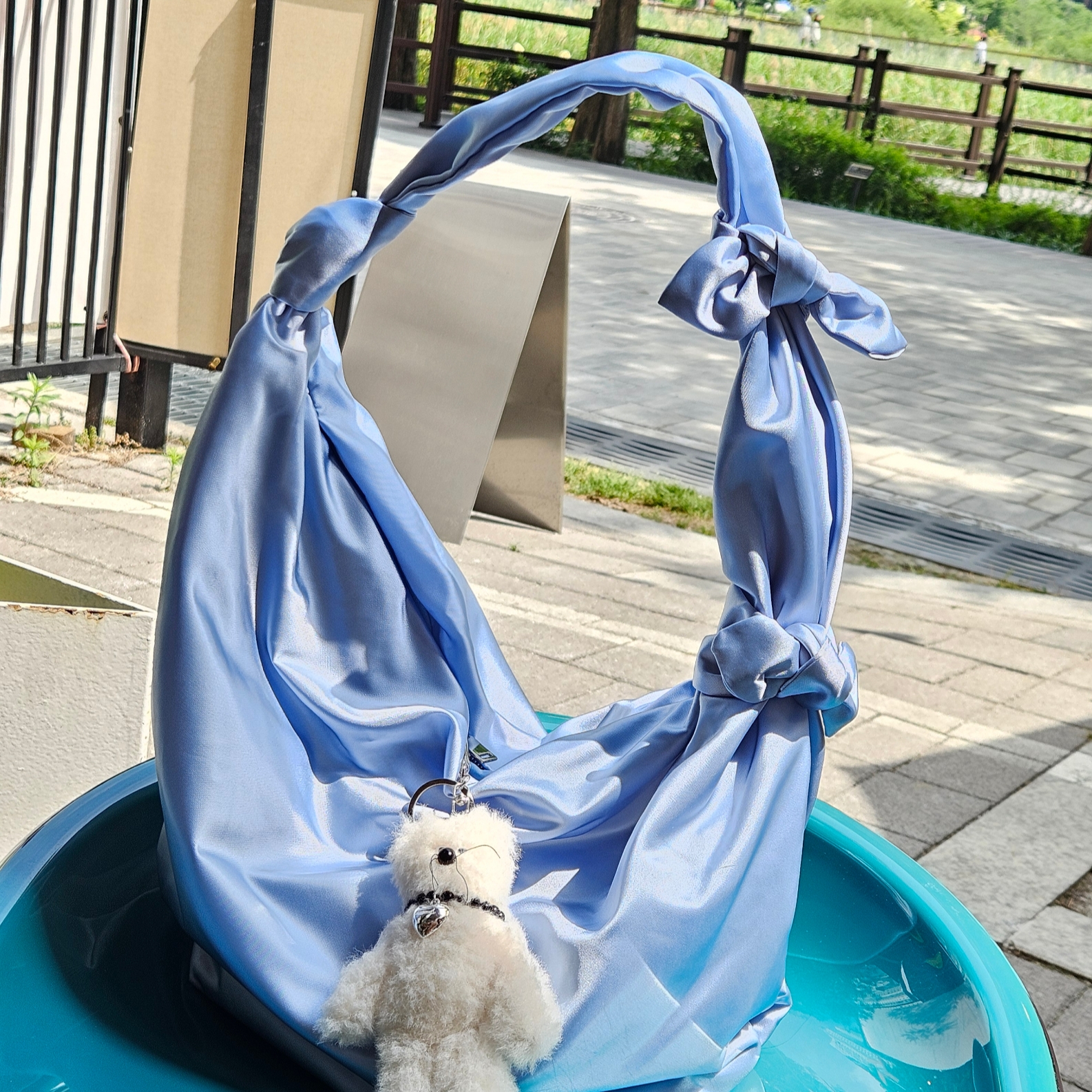 Cos Nylon Hitch Shoulder Bag Light Blue, Monamhee Creami Keyring Cream - KREAM Exclusive 착용 스타일