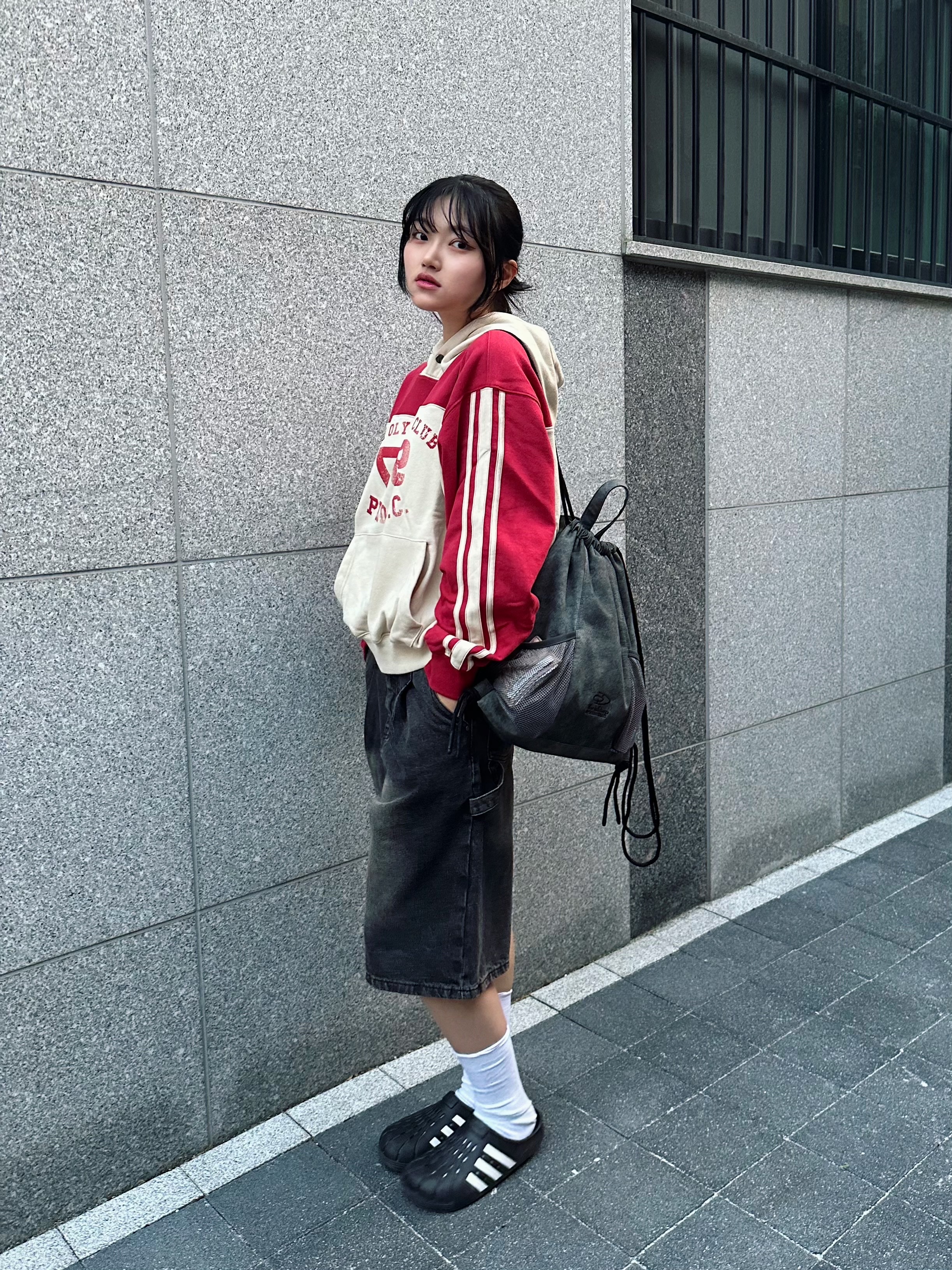 Adidas Adilette Clog Black White 착용 스타일 - 2