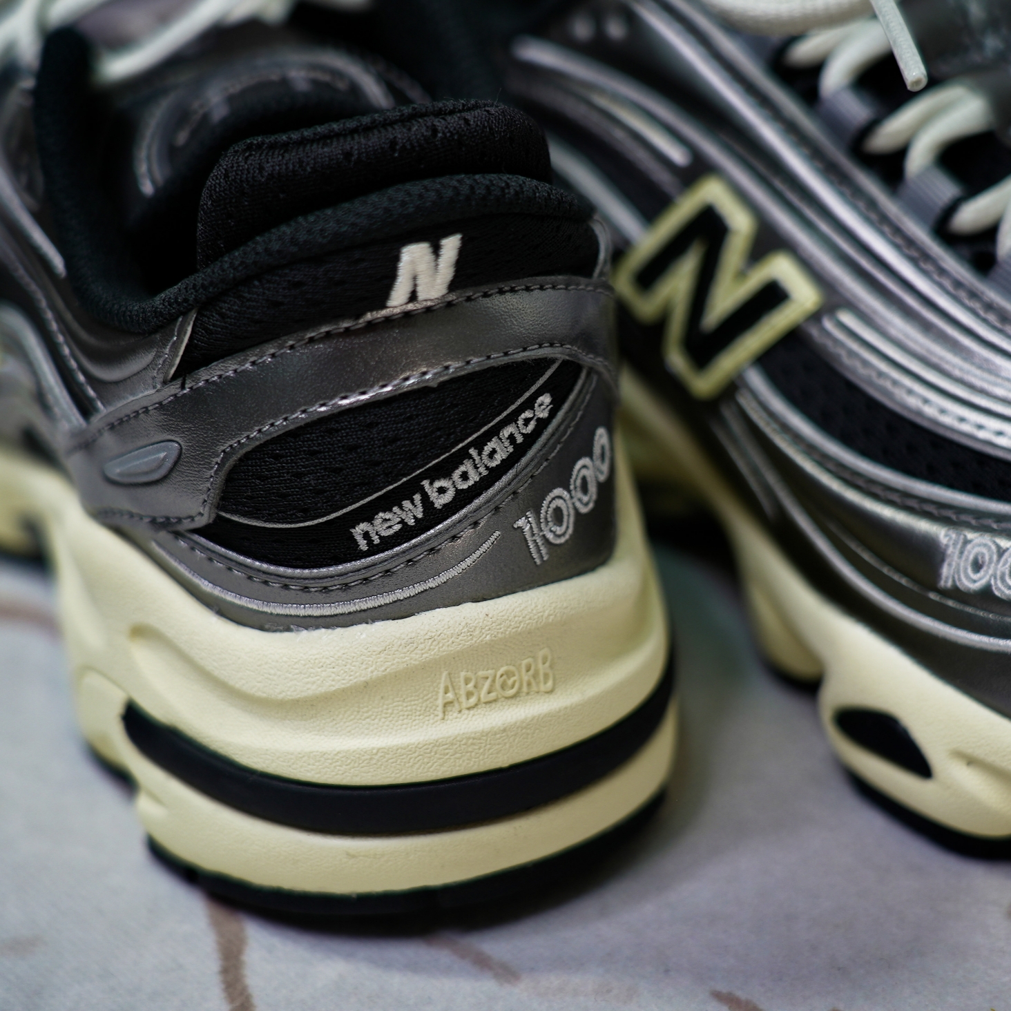 New Balance 1000 Silver Metallic Black 착용 스타일 - 5