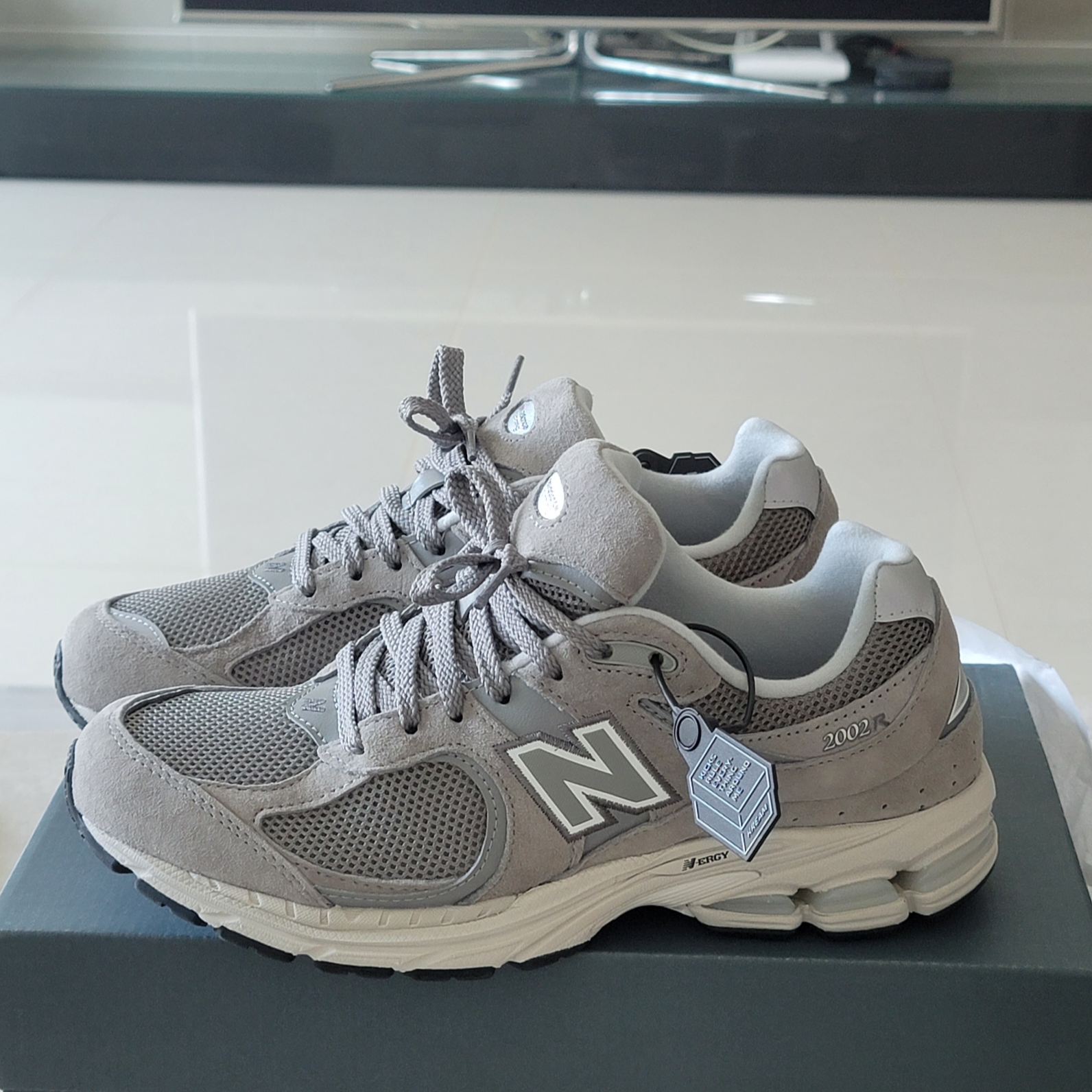 New Balance 2002R Grey 착용 스타일 - 2