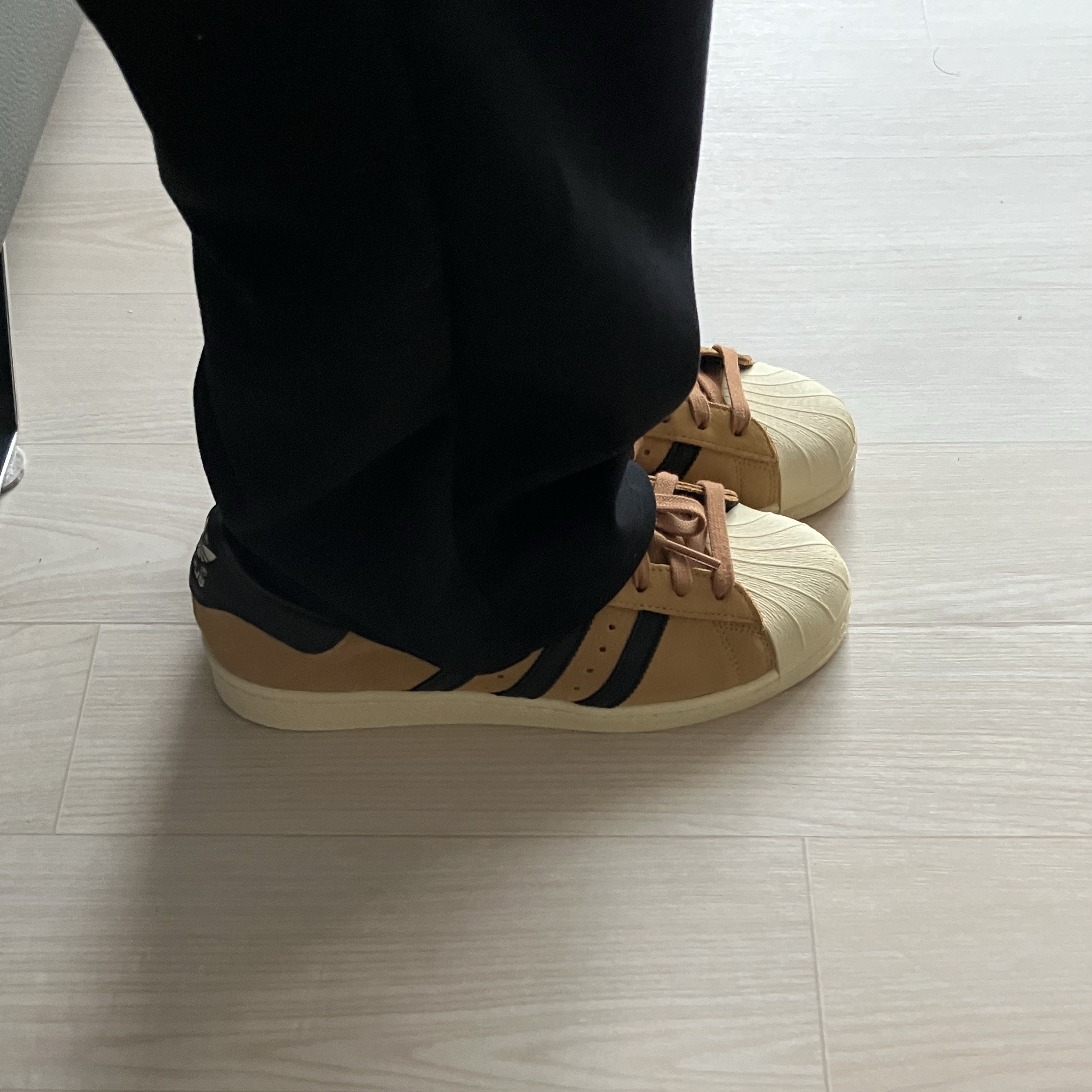 Adidas Superstar 82 Mesa Core Black 착용 스타일 - 2