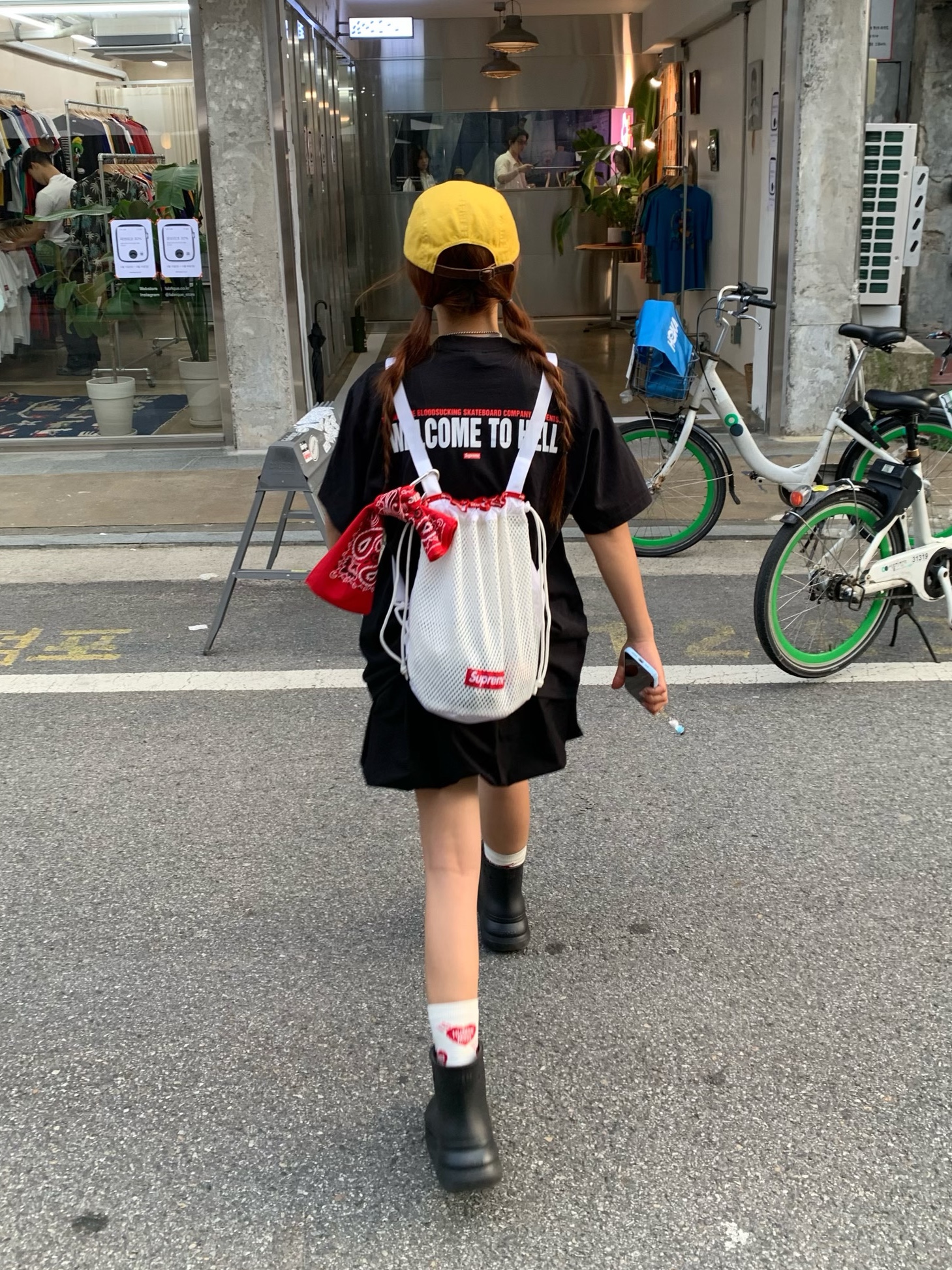 Supreme Hav-A-Hank Bandanas Multicolor (Set of 3) - 24SS, Supreme Mesh Small Backpack White - 23SS 착용 스타일