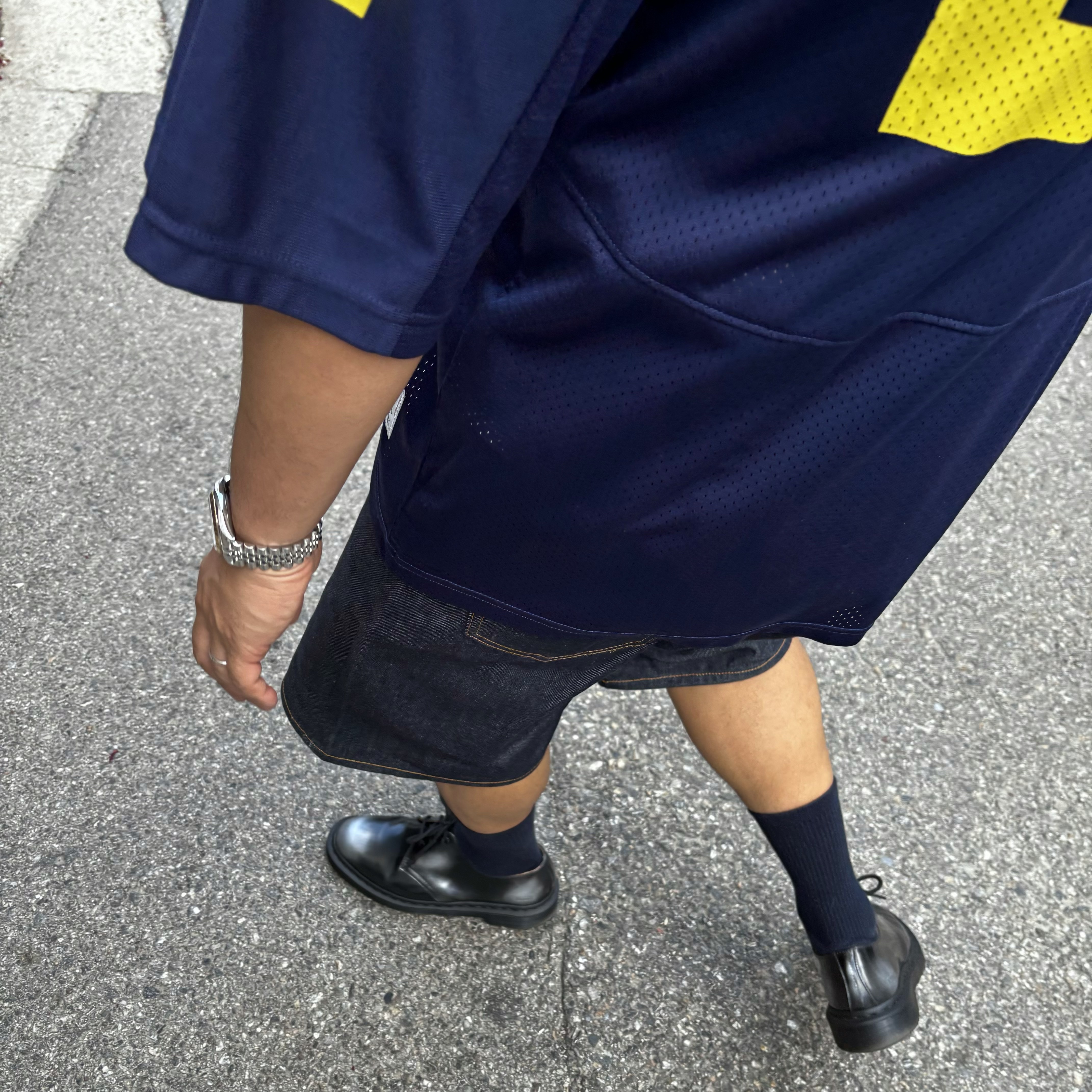Dr. Martens x Supreme 1461 Gray Silver 착용 스타일 - 3