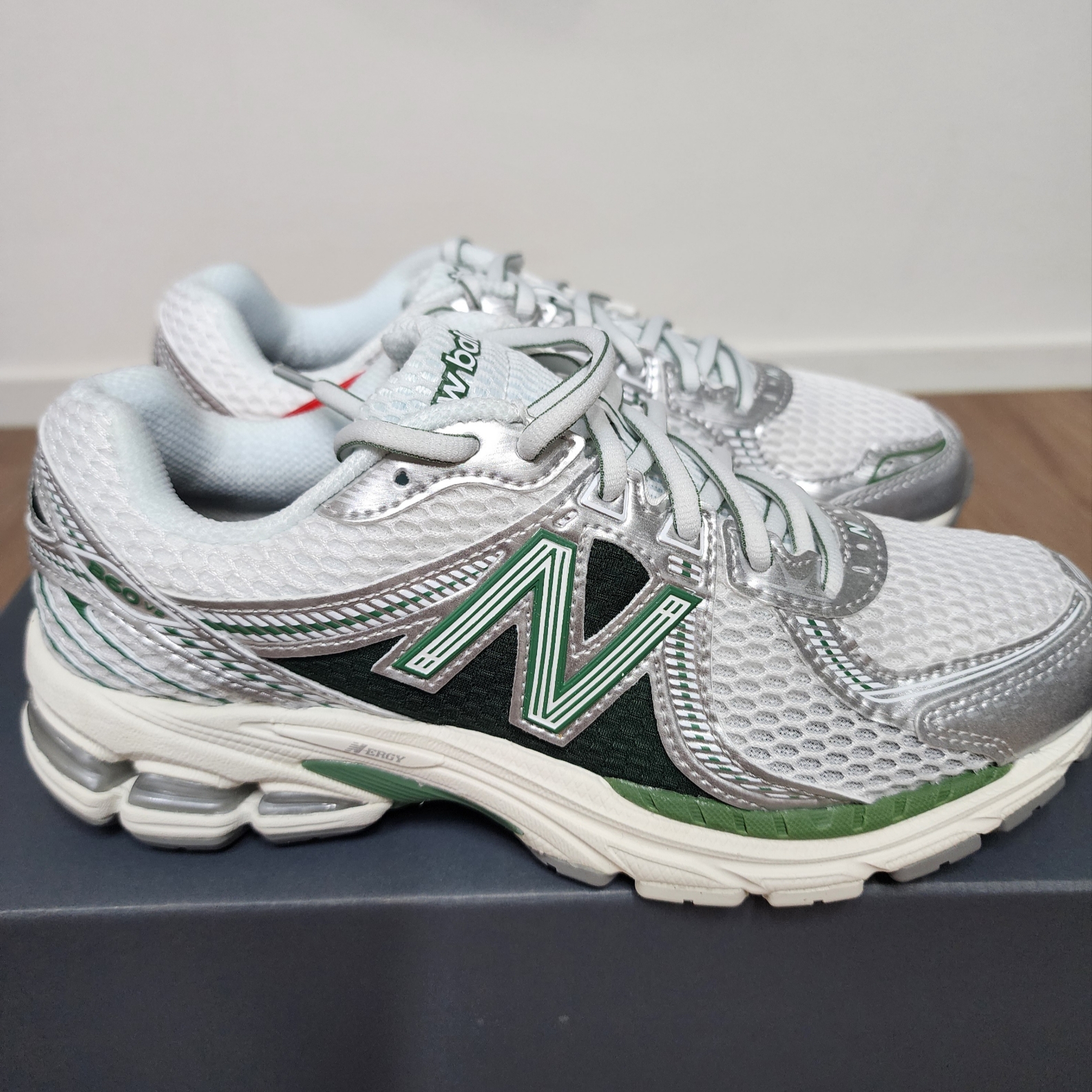 New Balance 860v2 Mallard Green Silver 착용 스타일 - 2