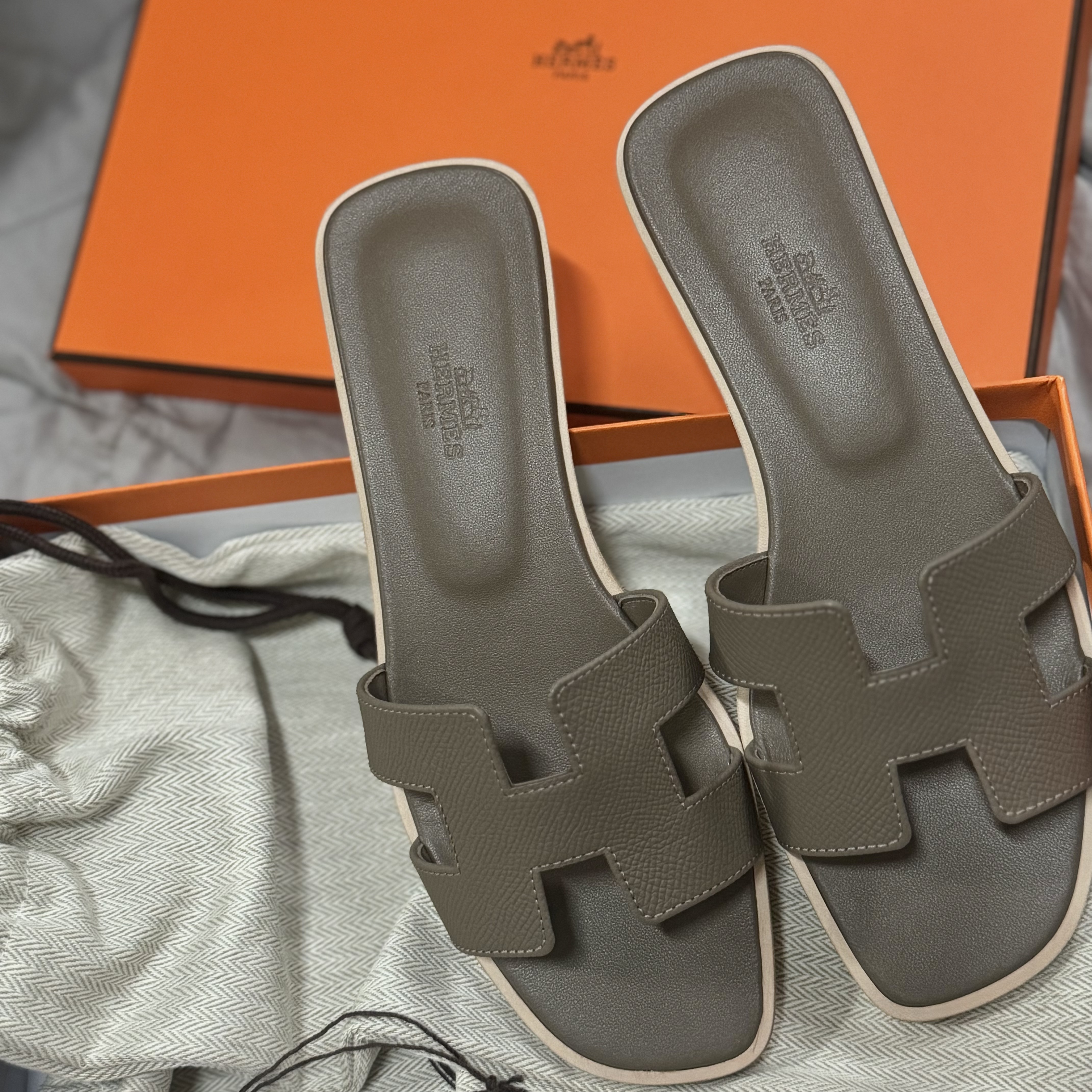 (W) Hermes Oran Sandal Epsom & Etoupe 착용 스타일