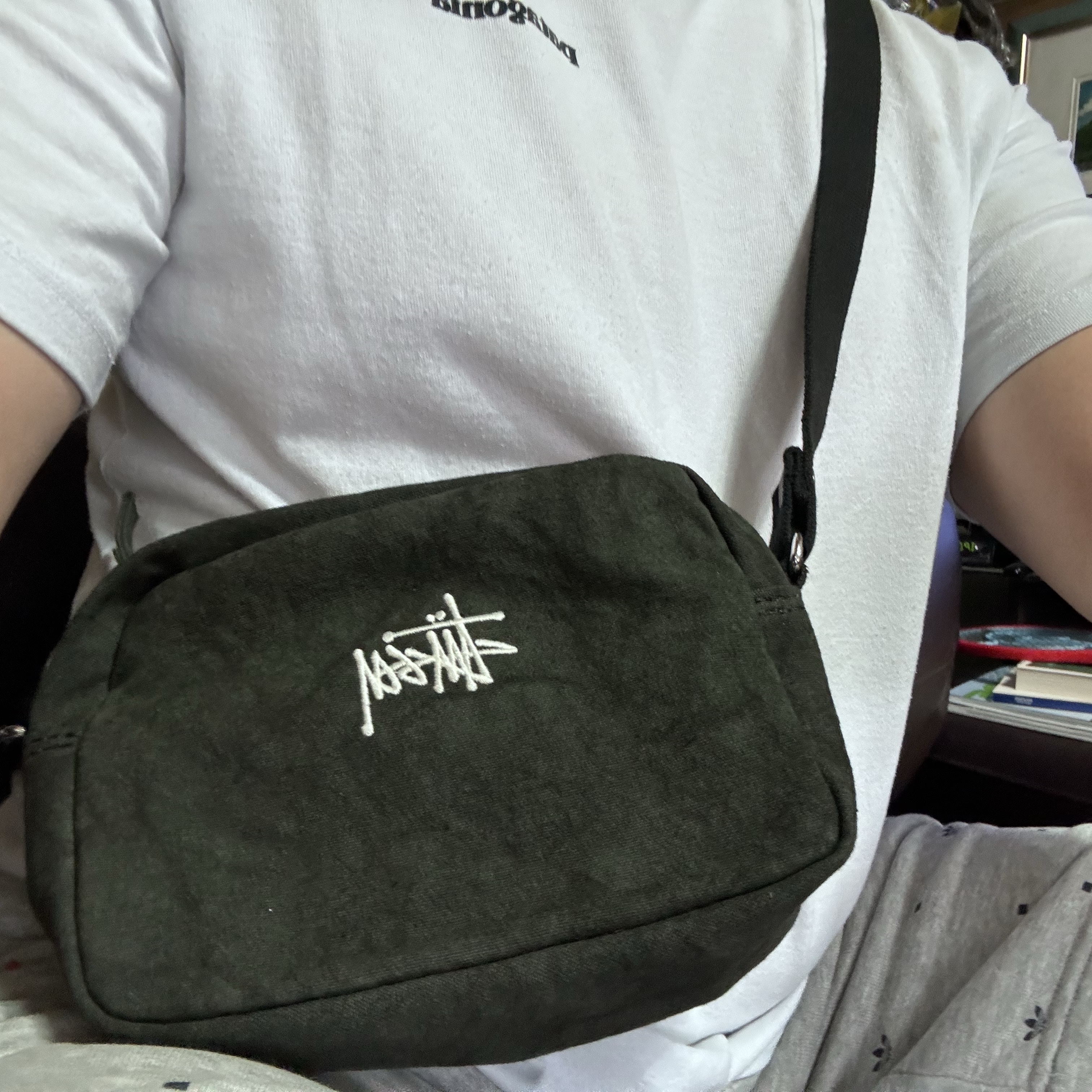 Stussy Canvas Side Pouch Washed Black 착용 스타일