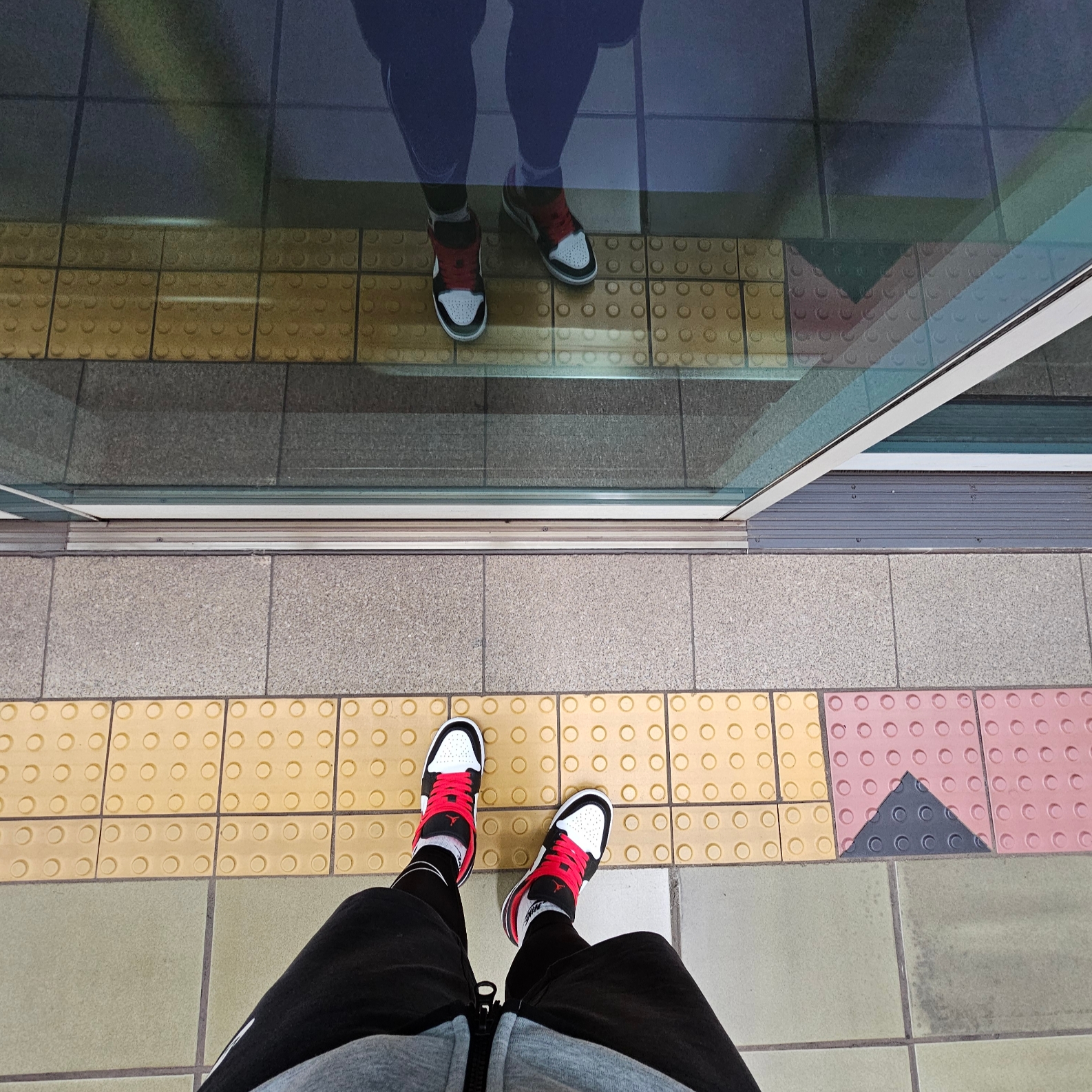 Jordan 1 Low Black Fire Red 착용 스타일
