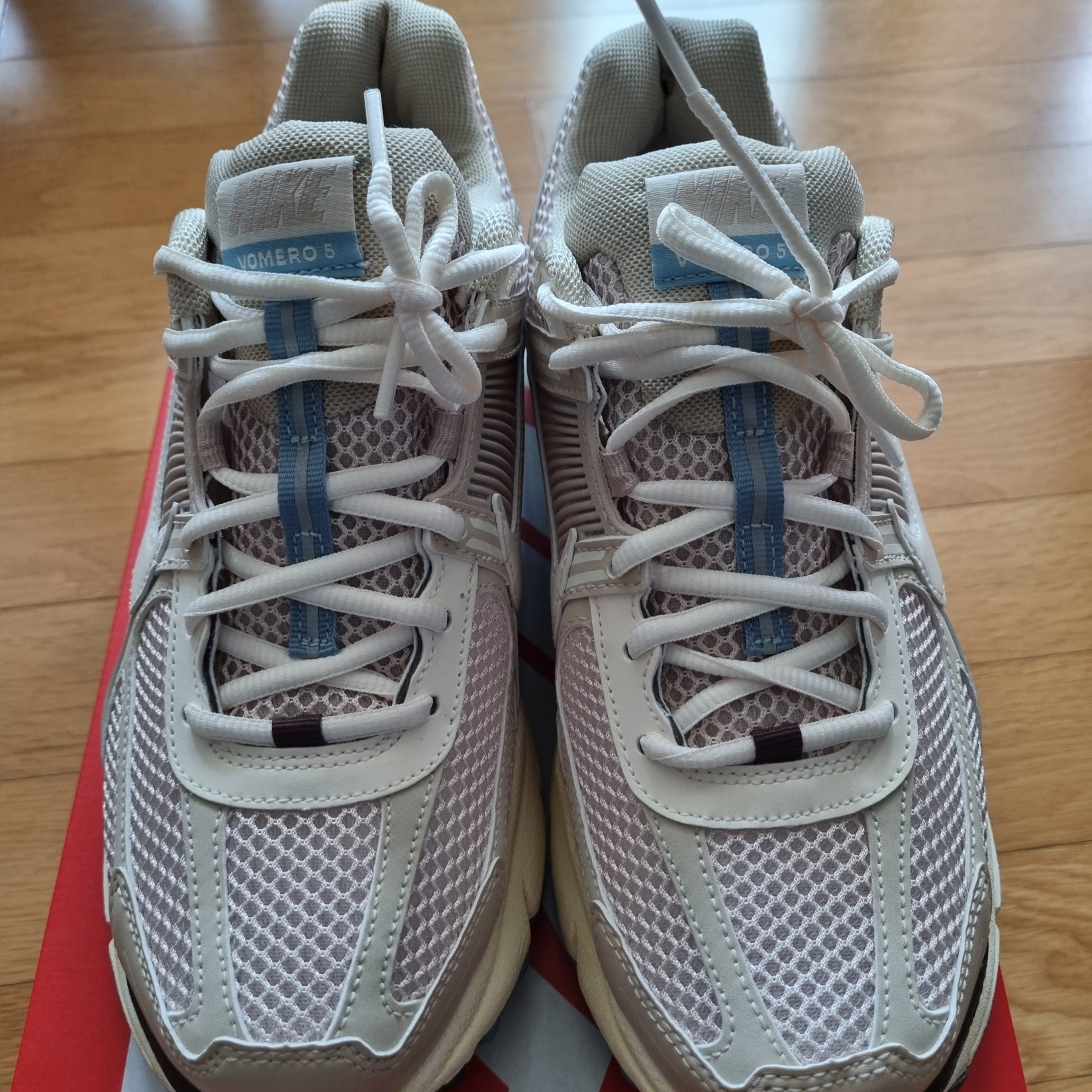 (W) Nike Zoom Vomero 5 Oatmeal 착용 스타일 - 3
