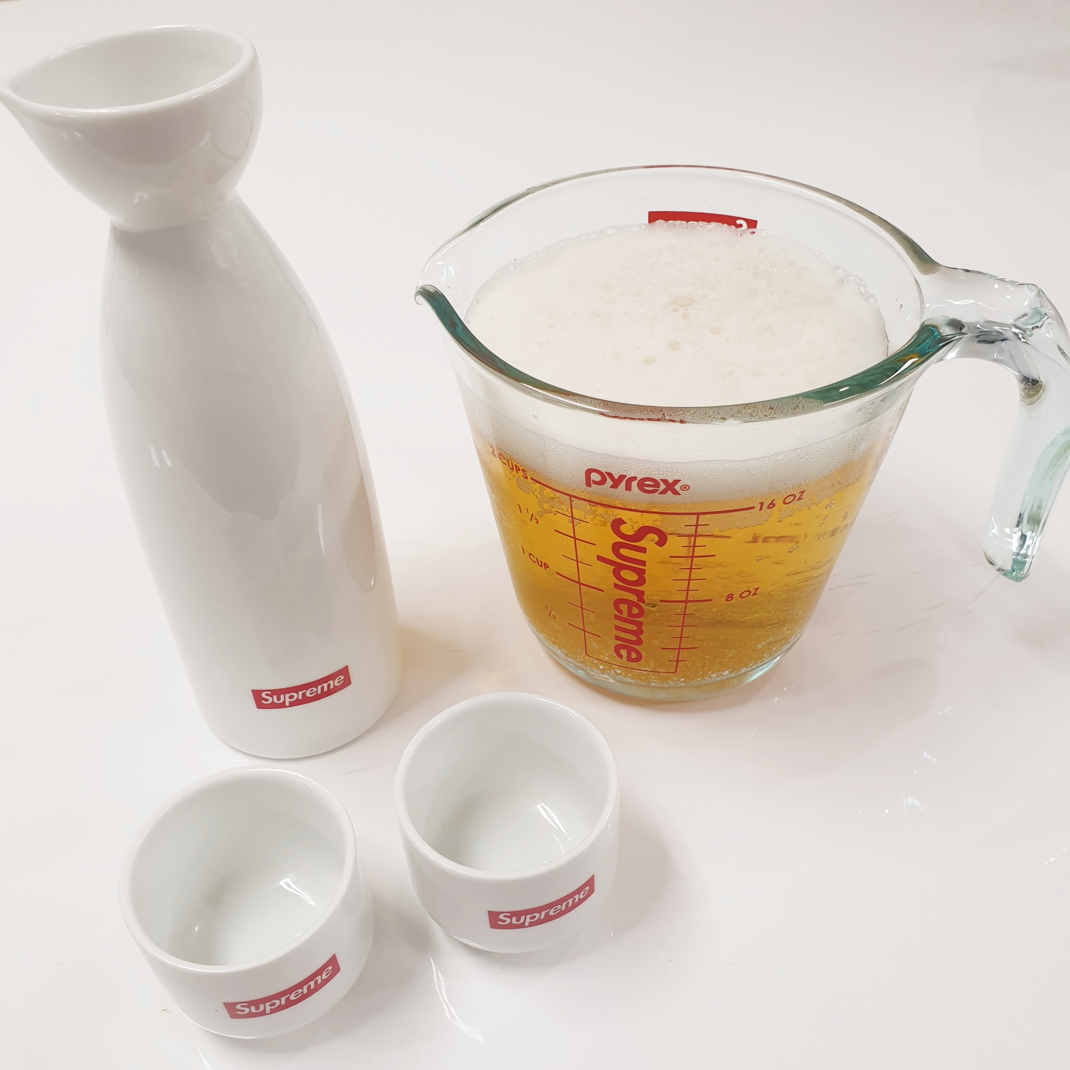 Supreme Lock Box Red - 17FW, Supreme Pyrex 2-Cup Measuring Cup - 19FW 착용 스타일 - 2