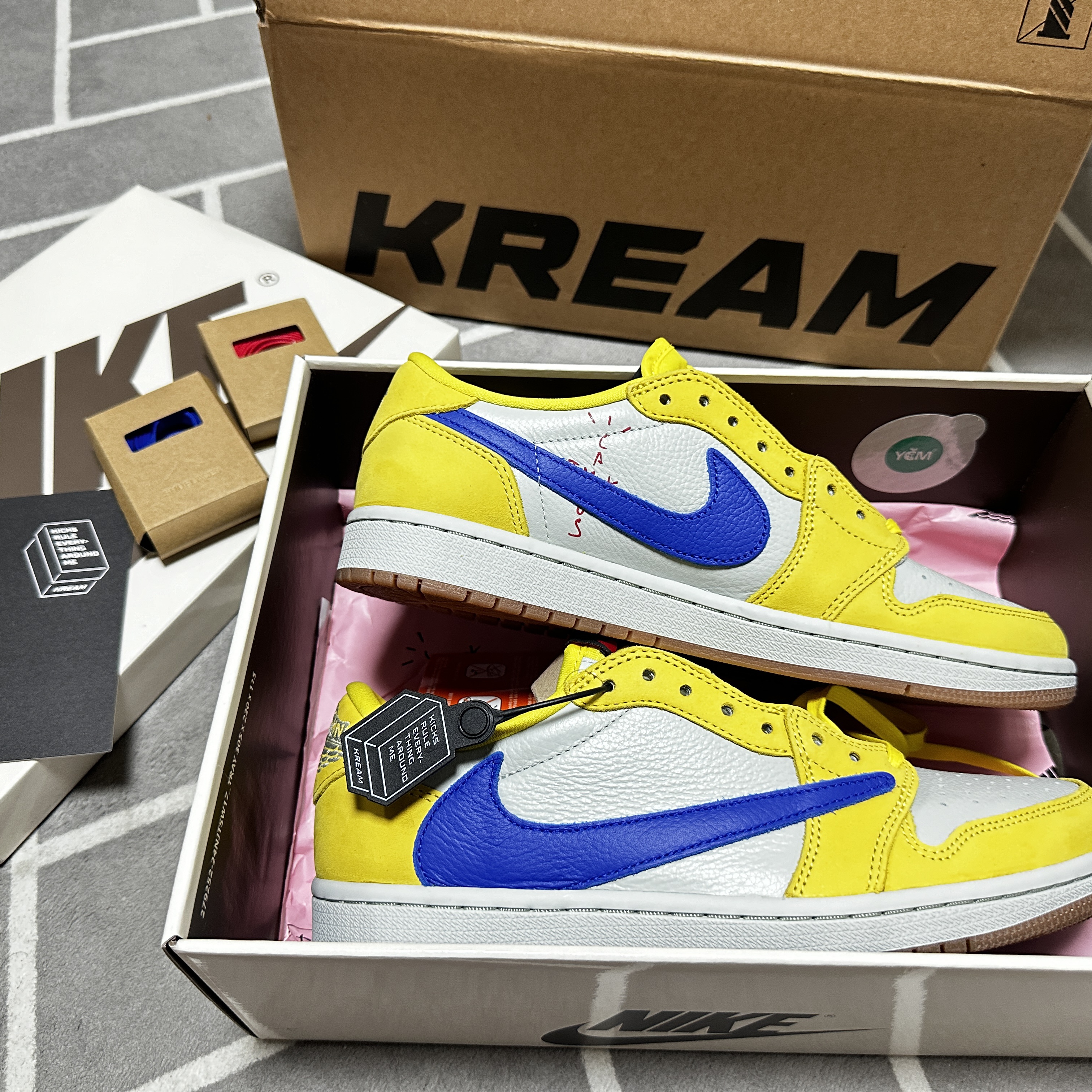 (W) Jordan 1 x Travis Scott Retro Low OG SP Canary 착용 스타일 - 1