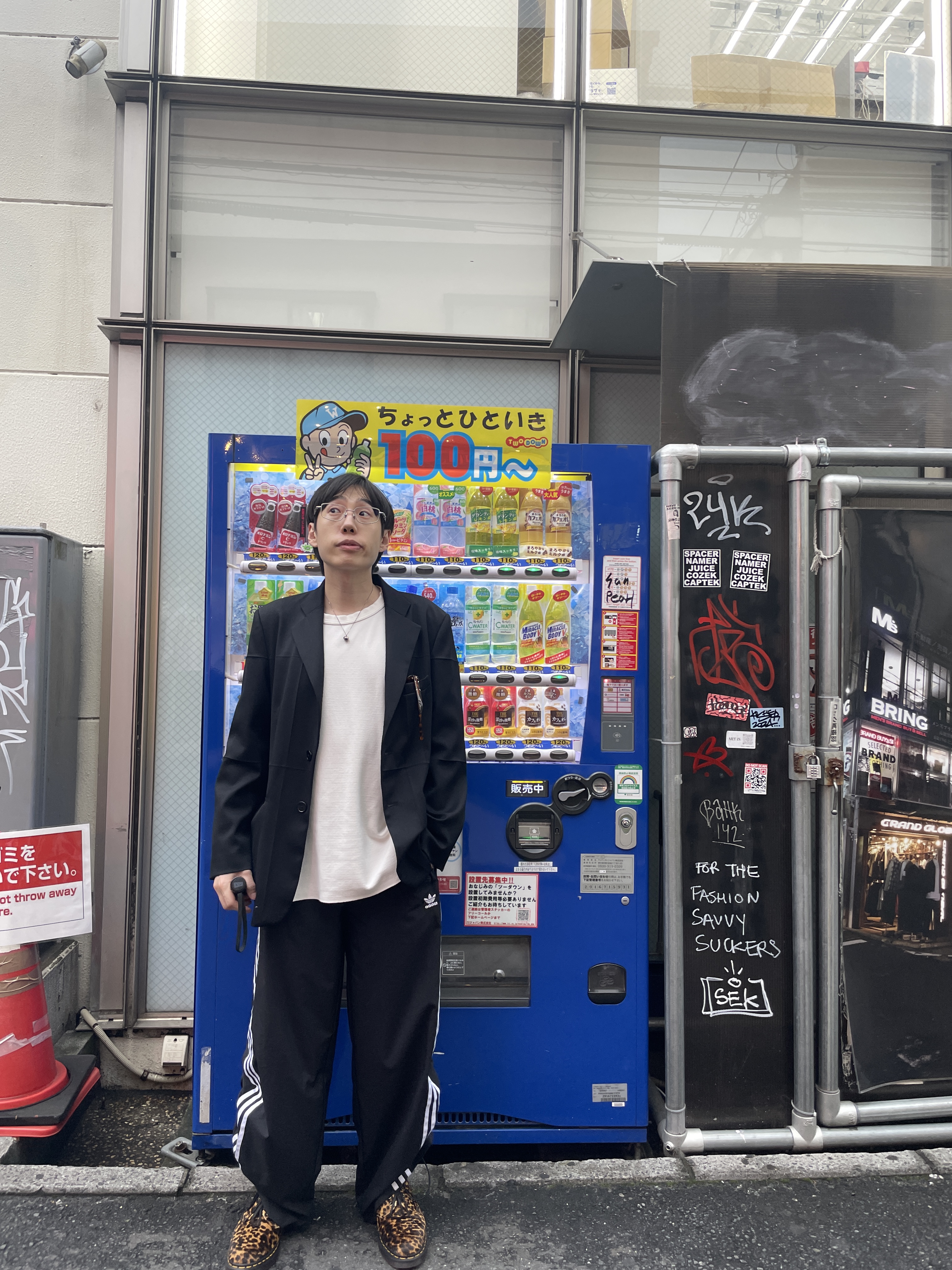 Dr. Martens Smiths Micro Leopard, Athe Vanessabruno Jour Shoulder Bag M Black 착용 스타일 - 2