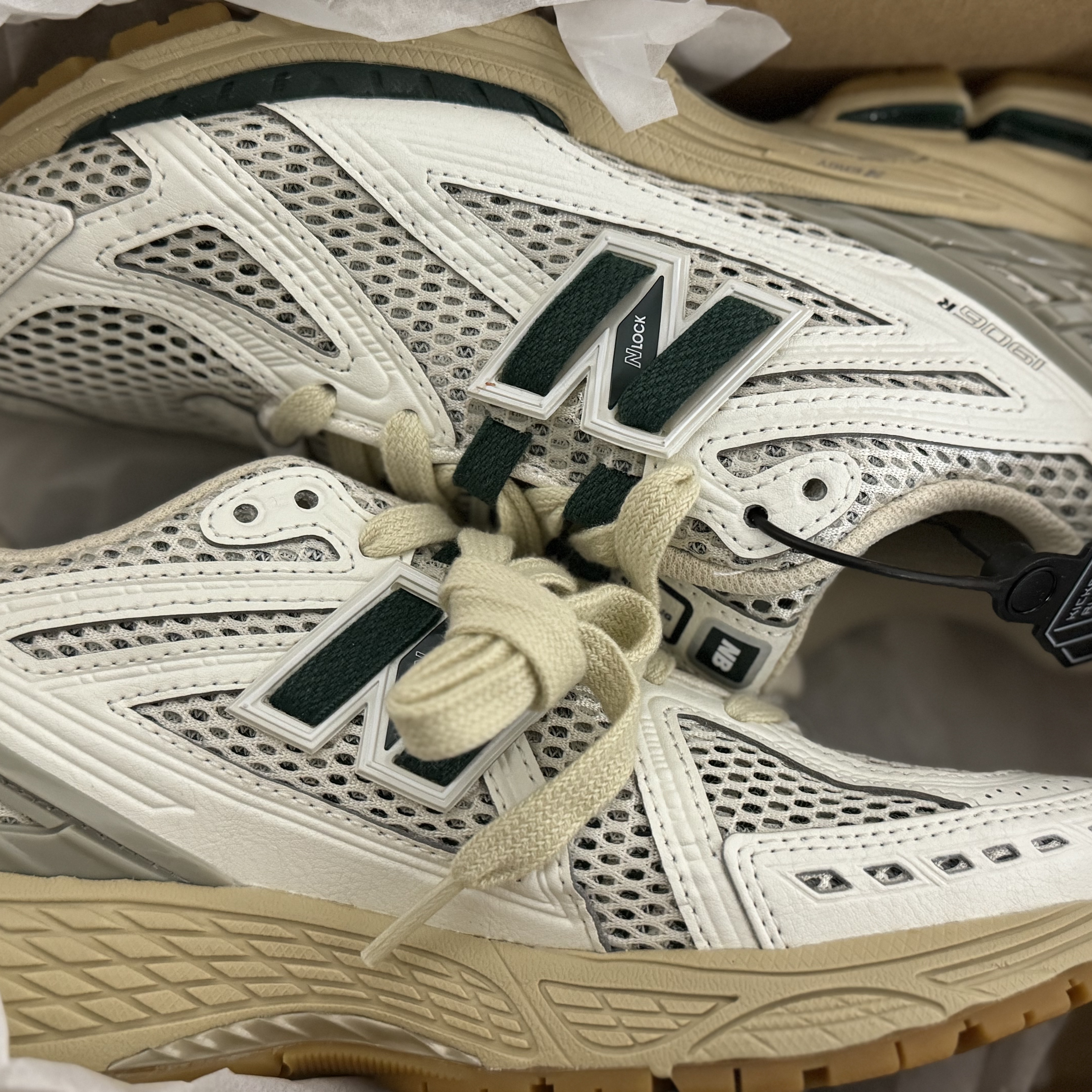 New Balance 1906R Silver Green 착용 스타일