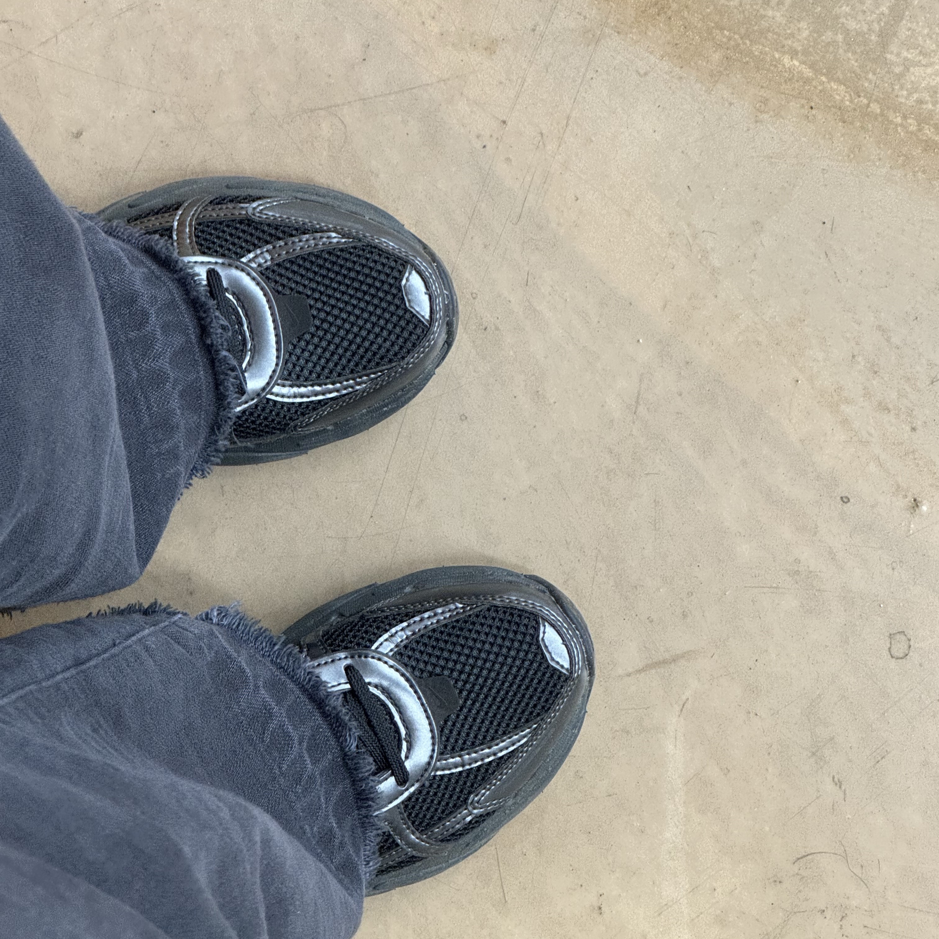 Nike V2K Run Black Anthracite 착용 스타일