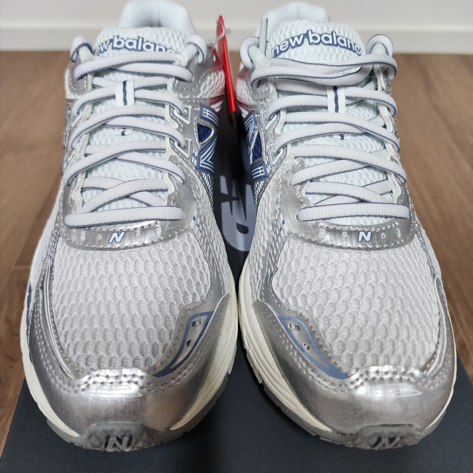 New Balance 860v2 Sea Salt Vintage Indigo 착용 스타일 - 1