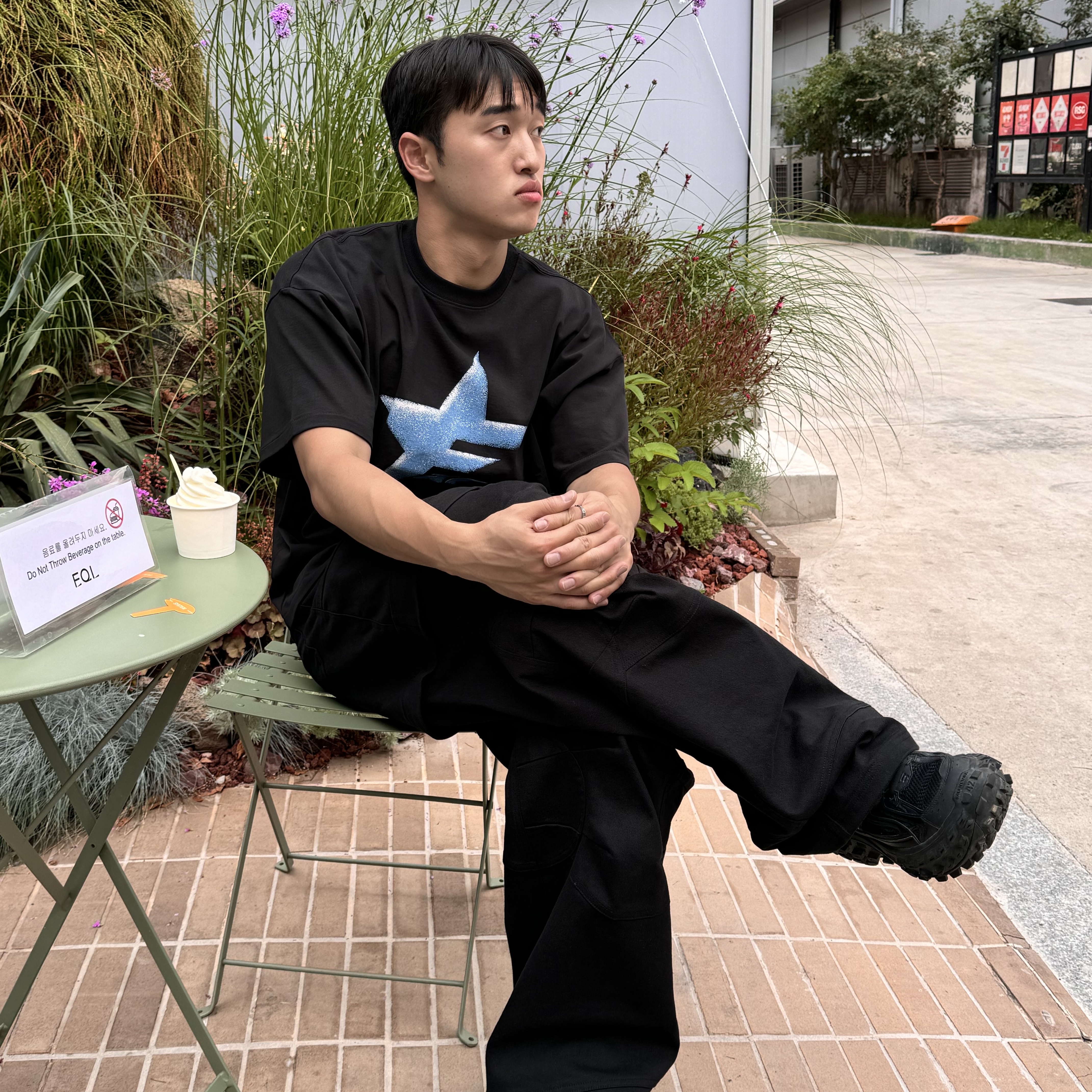 Farfromwhat Far Star Logo T-Shirt Green, Balenciaga Defender Sneakers Black 착용 스타일 - 4
