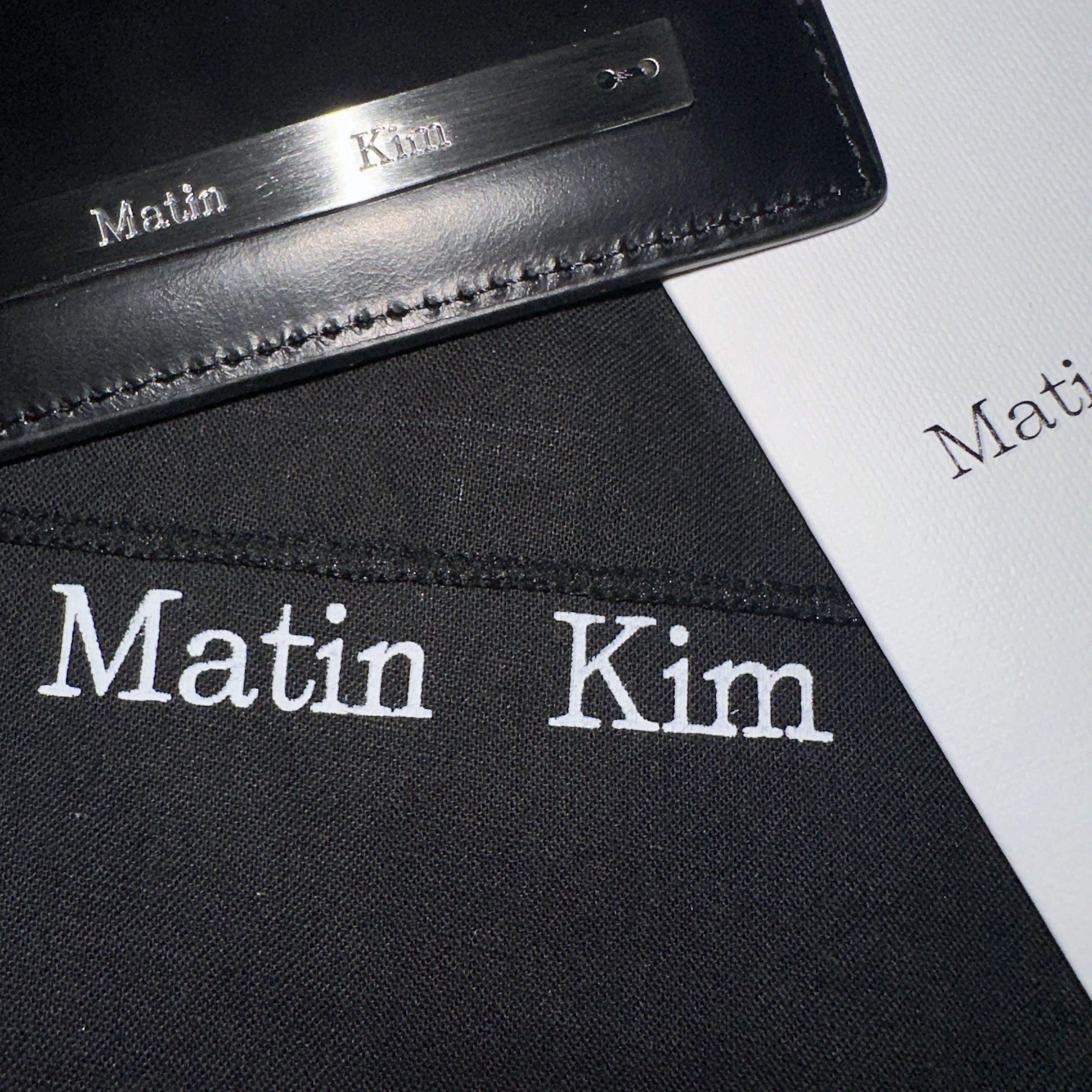 Matin Kim Vintage Card Wallet Black 착용 스타일