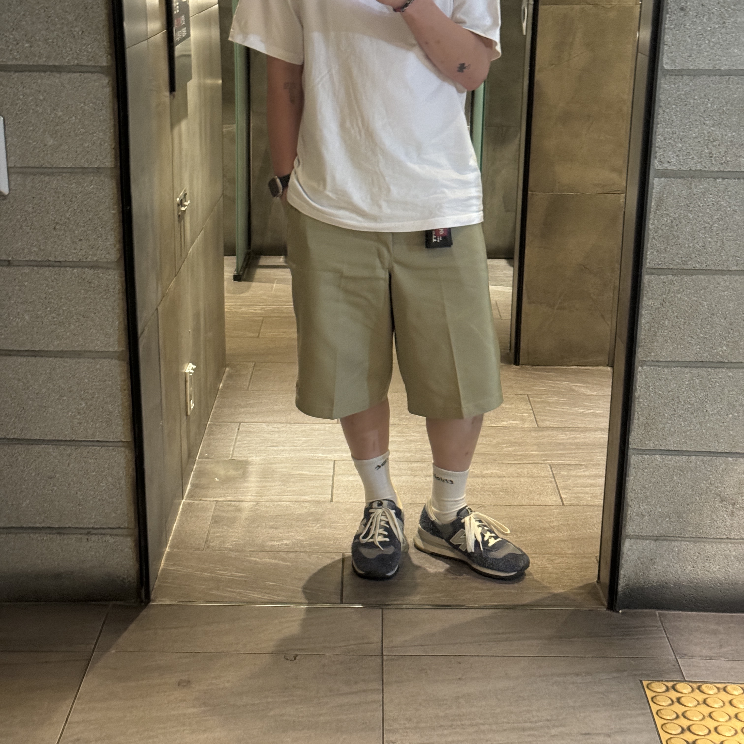 Supreme Small Box T-Shirt White - 24SS, New Balance x Carhartt WIP 990v1 Made in USA Sculpture Center 착용 스타일 - 2