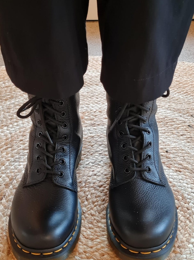 Dr. Martens Women 1490 Virginia Black 착용 스타일