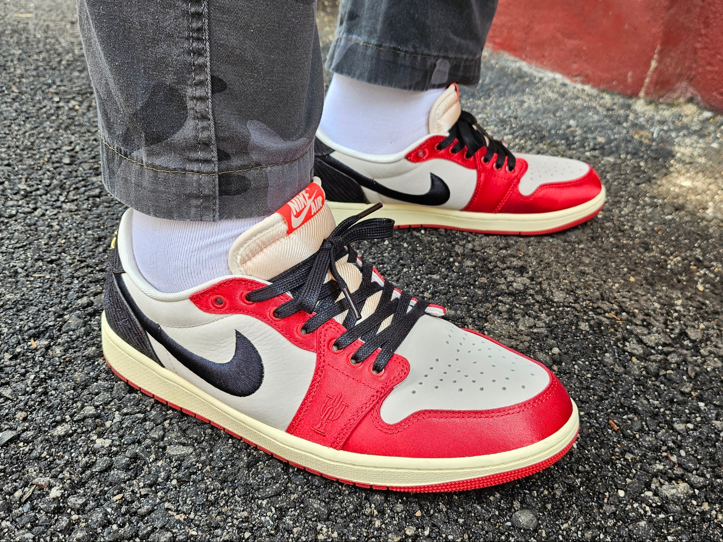 Jordan 1 x Trophy Room Retro Low OG SP Sail Varsity Red 착용 스타일 - 2