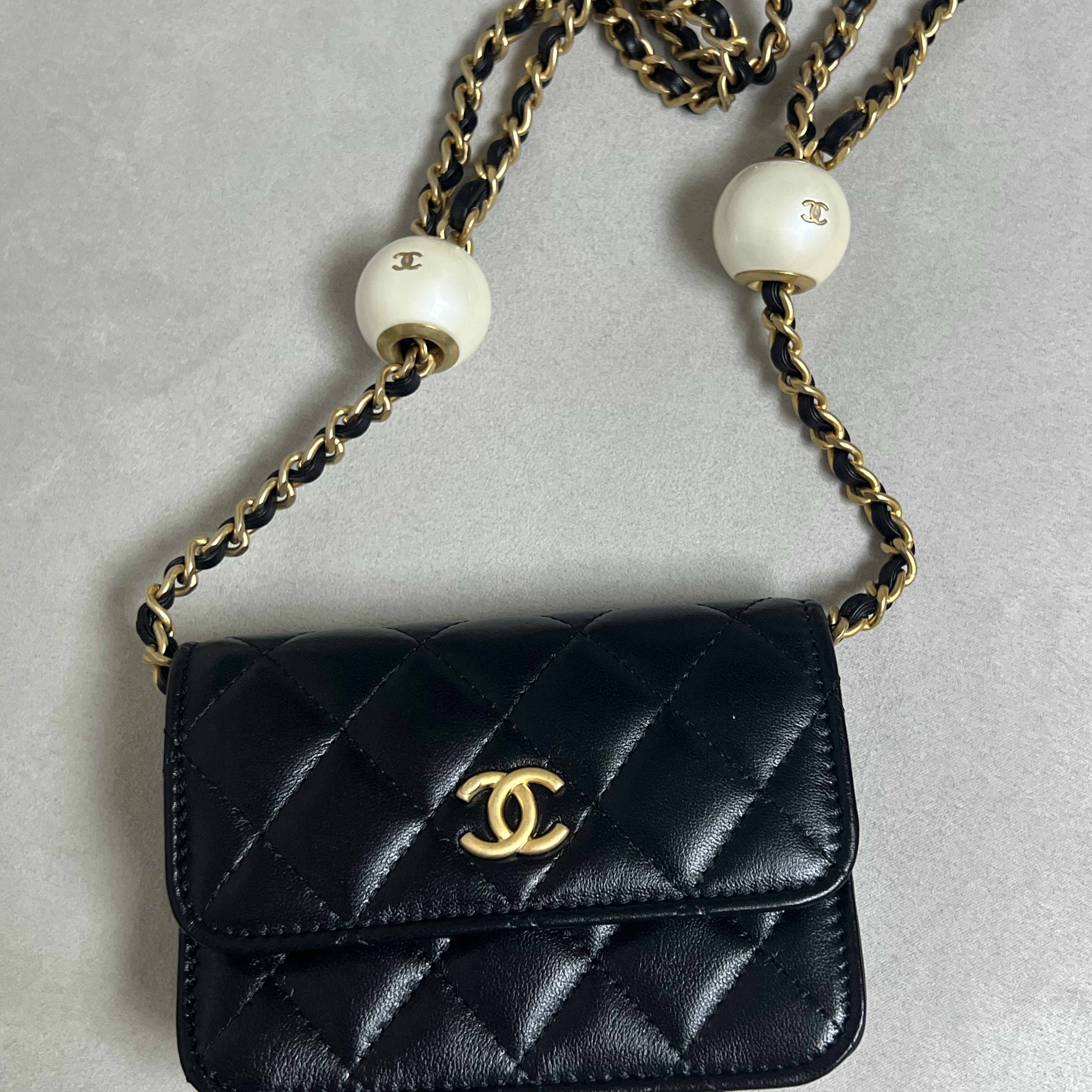 Chanel Classic Clutch with Chain Lambskin Fantasy Pearls & Gold Black 착용 스타일