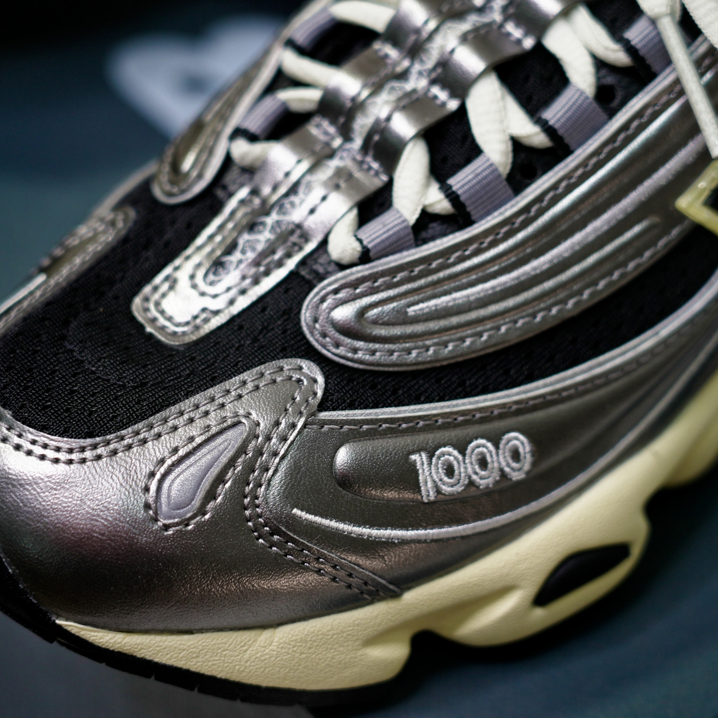 New Balance 1000 Silver Metallic Black 착용 스타일 - 4