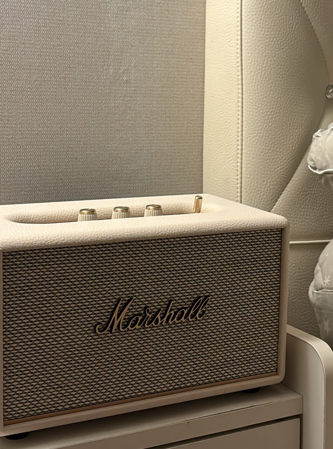 Marshall Acton III Bluetooth Cream (Korean Ver.) 착용 스타일