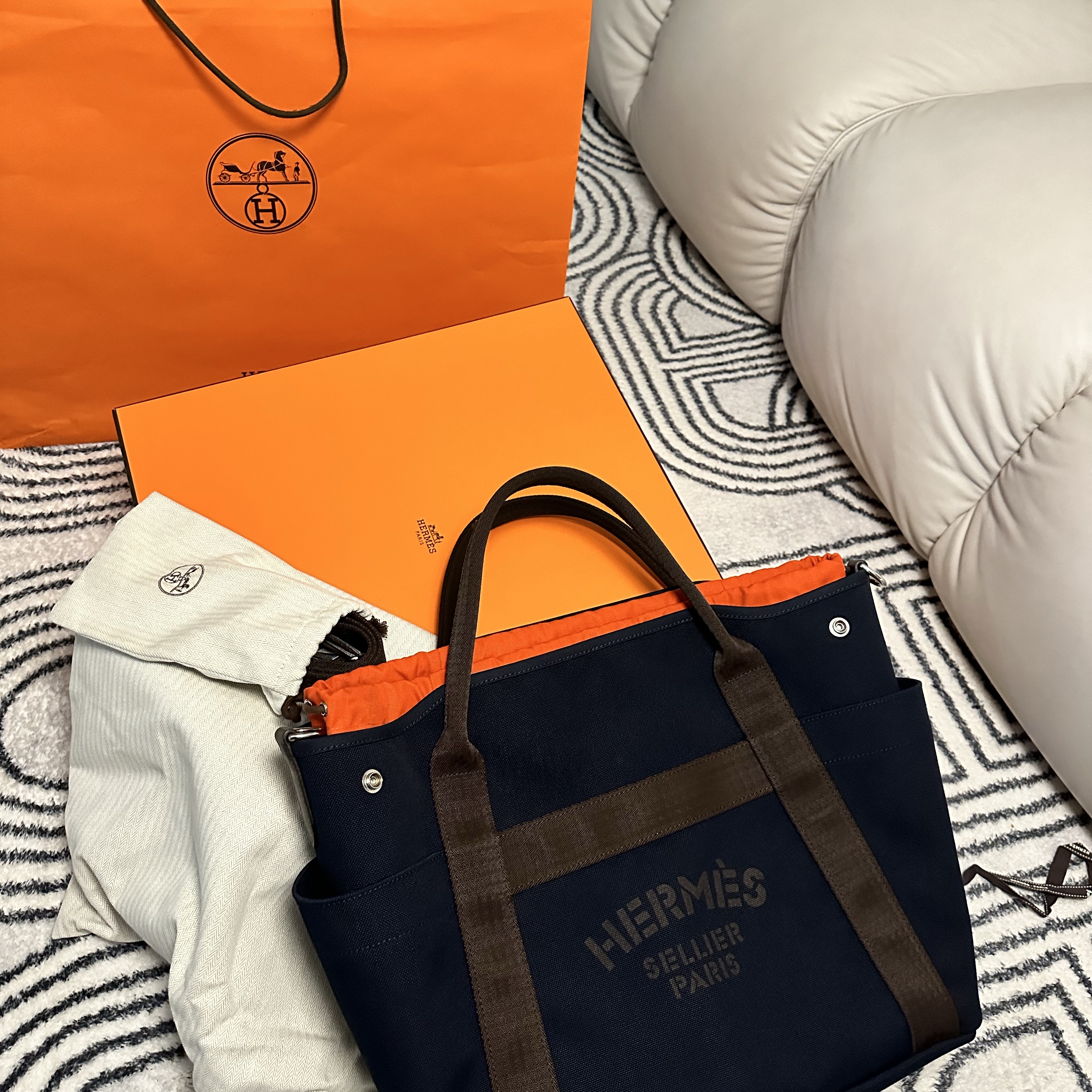 Hermes The Grooming Bag Canvas & Bleu Navy Feu 착용 스타일 - 2