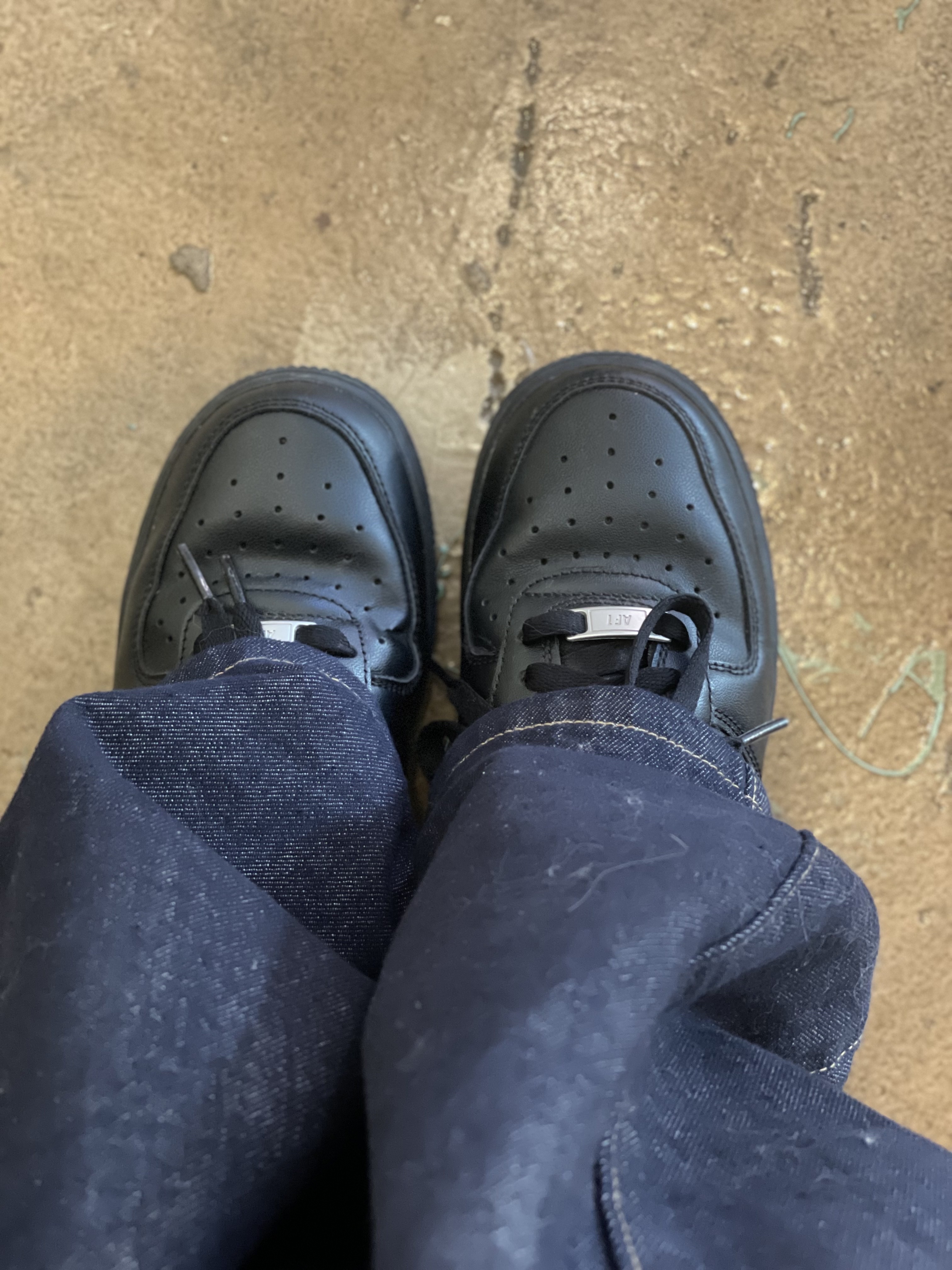 (W) Nike Air Force 1 '07 Low Triple Black 착용 스타일 - 4