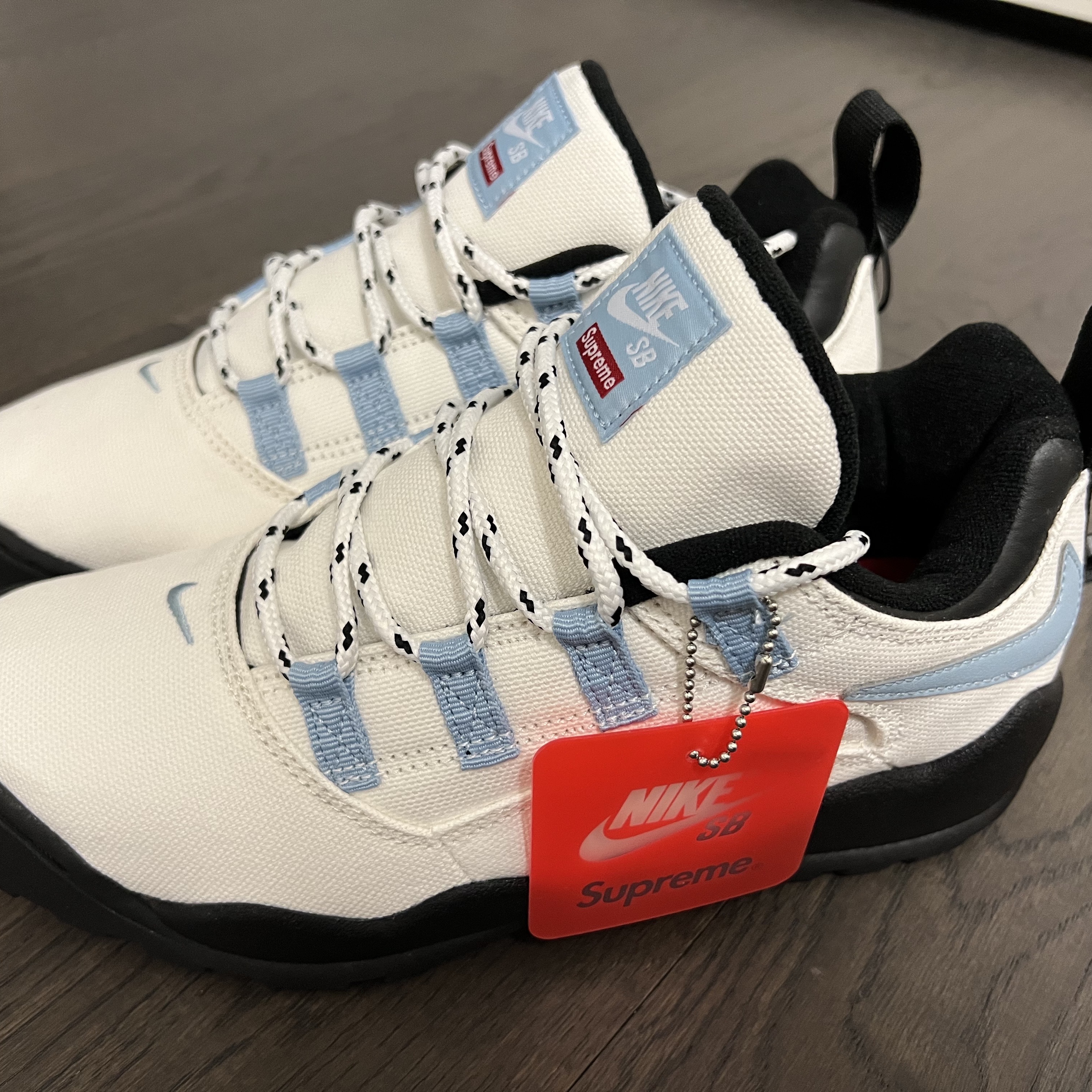 Nike x Supreme SB Darwin Low White 착용 스타일 - 2
