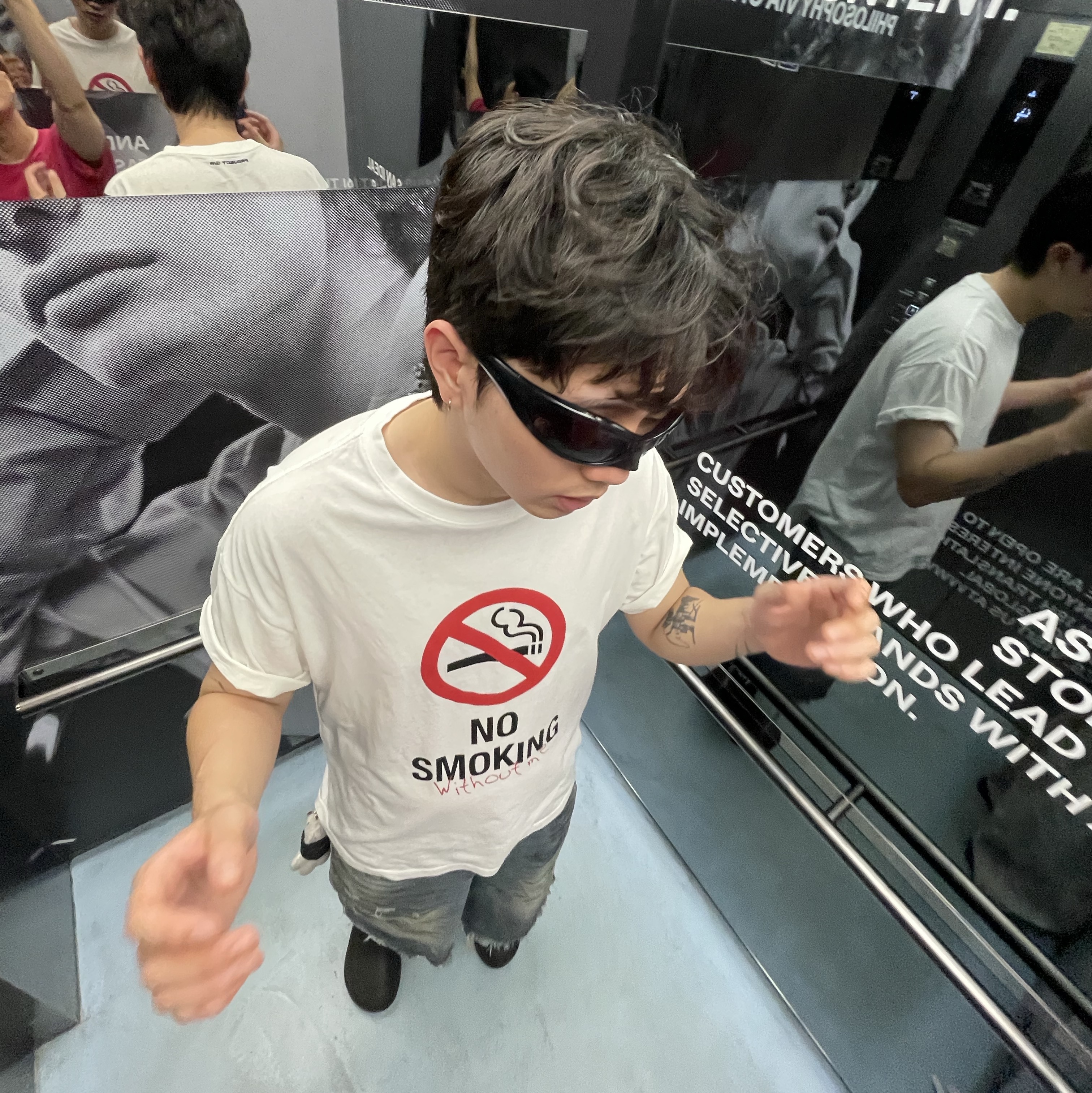 Project G/R Membership Meme No Smoking Without Me T-Shirt White, Balenciaga Skin Cat Sunglasses Black 착용 스타일 - 1