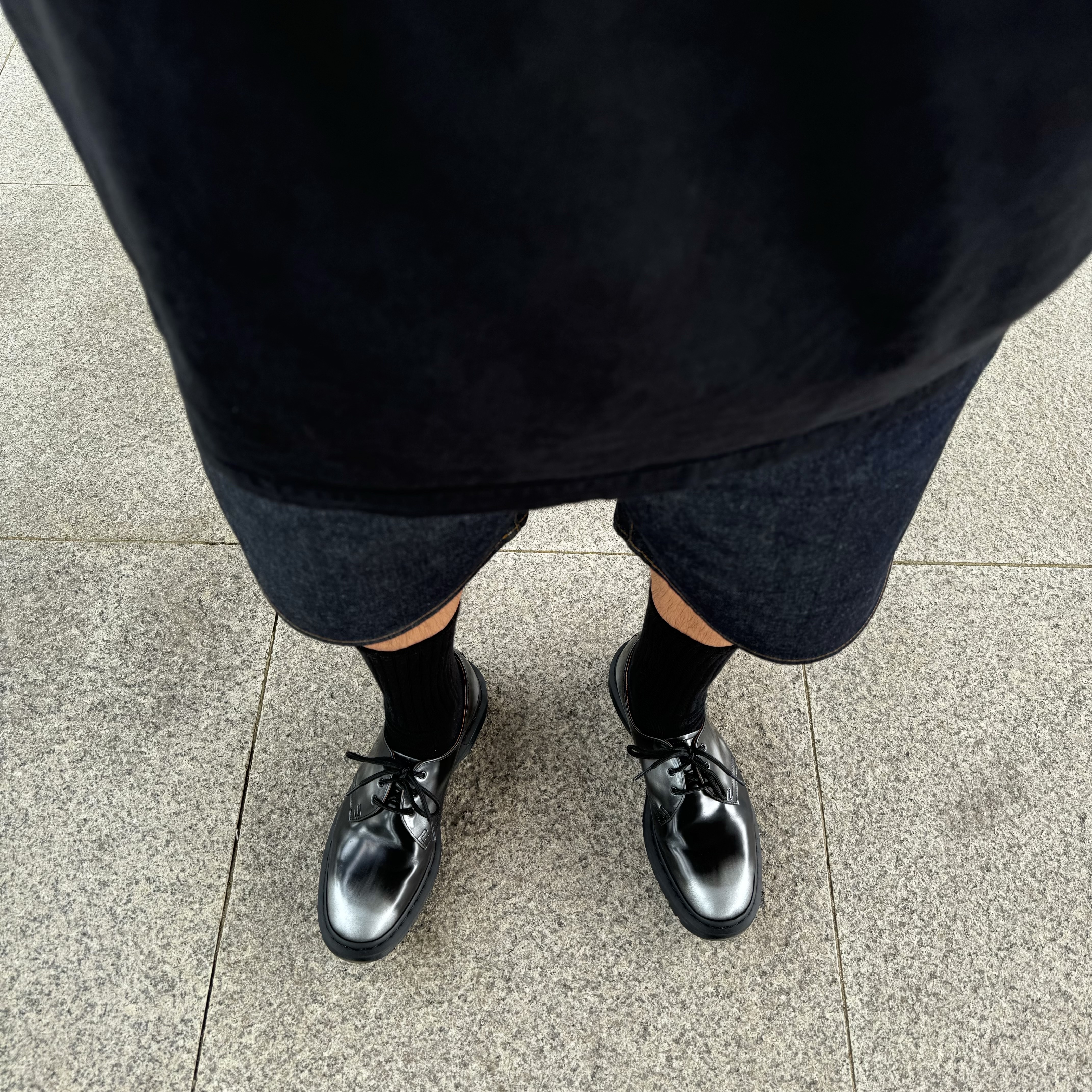 Dr. Martens x Supreme 1461 Gray Silver 착용 스타일 - 1
