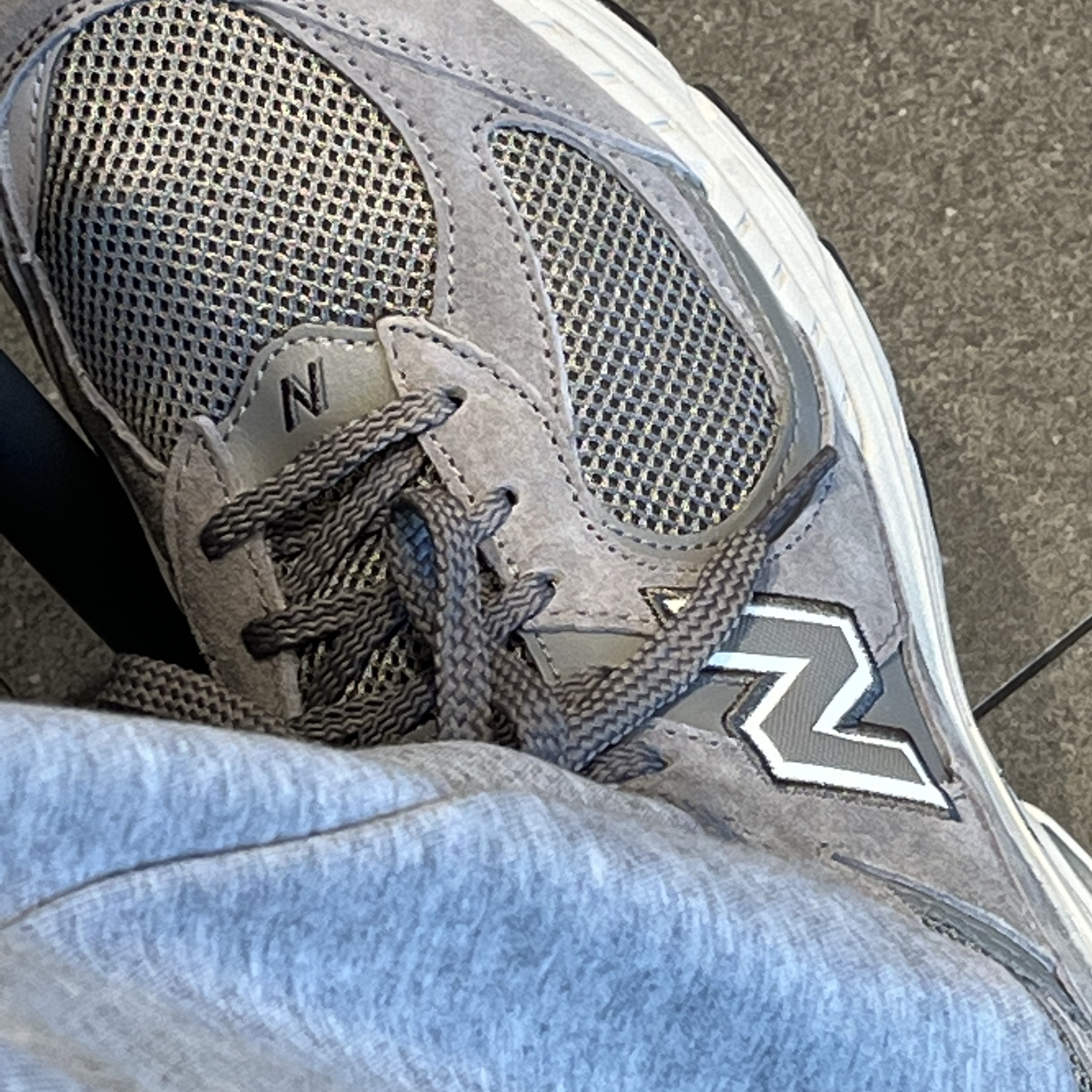 New Balance 2002R Grey 착용 스타일 - 2
