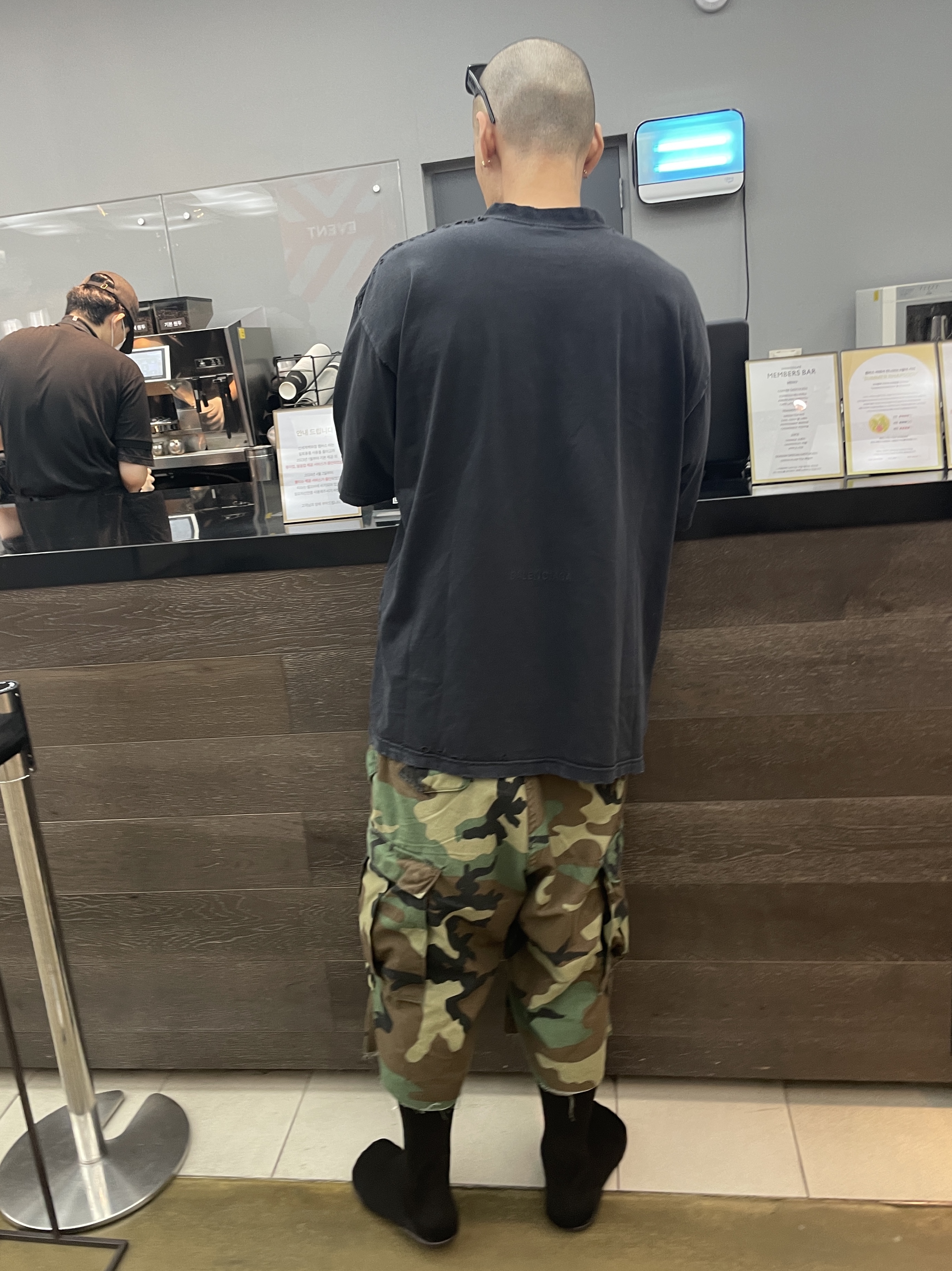 Yeezy YZY Pods Black 착용 스타일 - 2