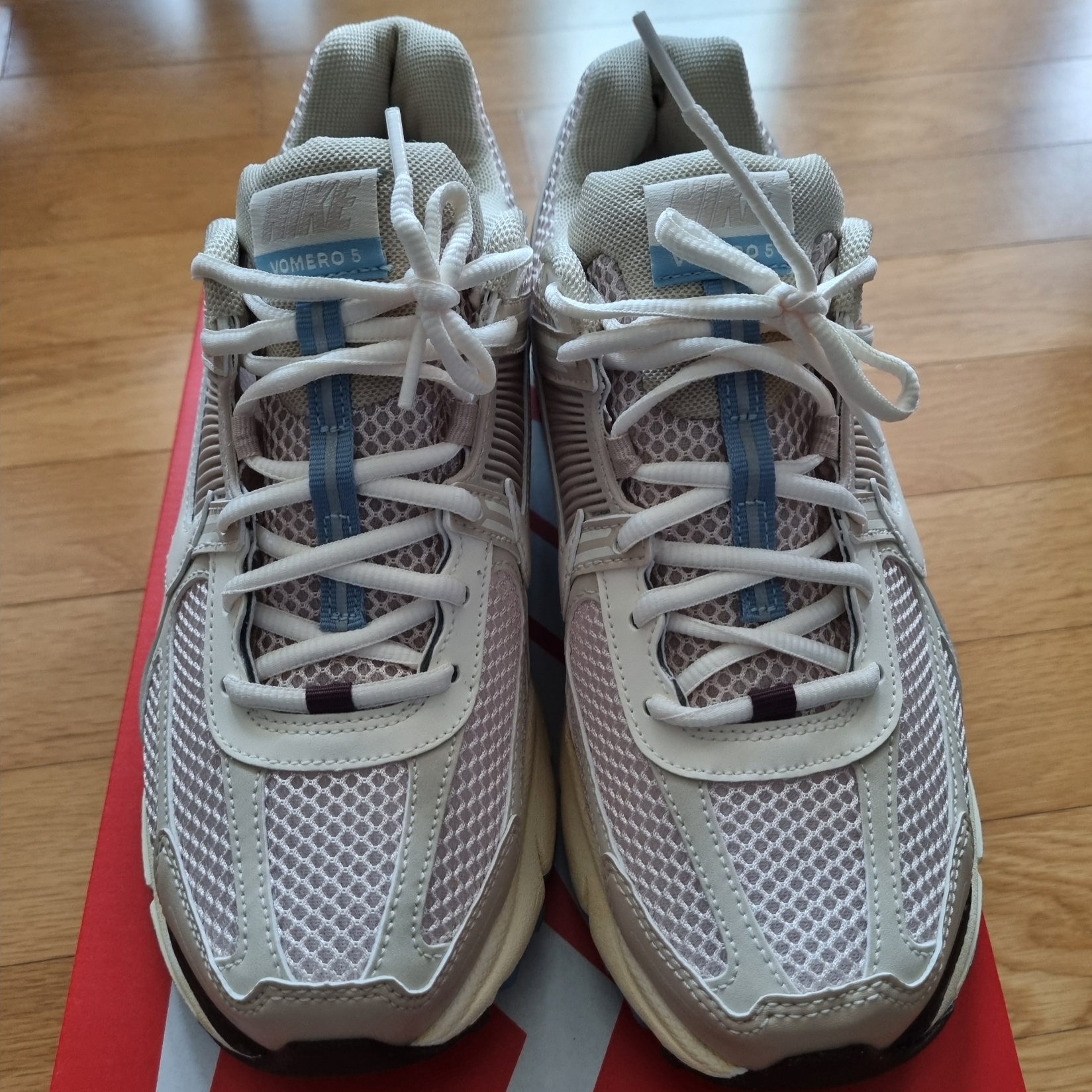 (W) Nike Zoom Vomero 5 Oatmeal 착용 스타일 - 1