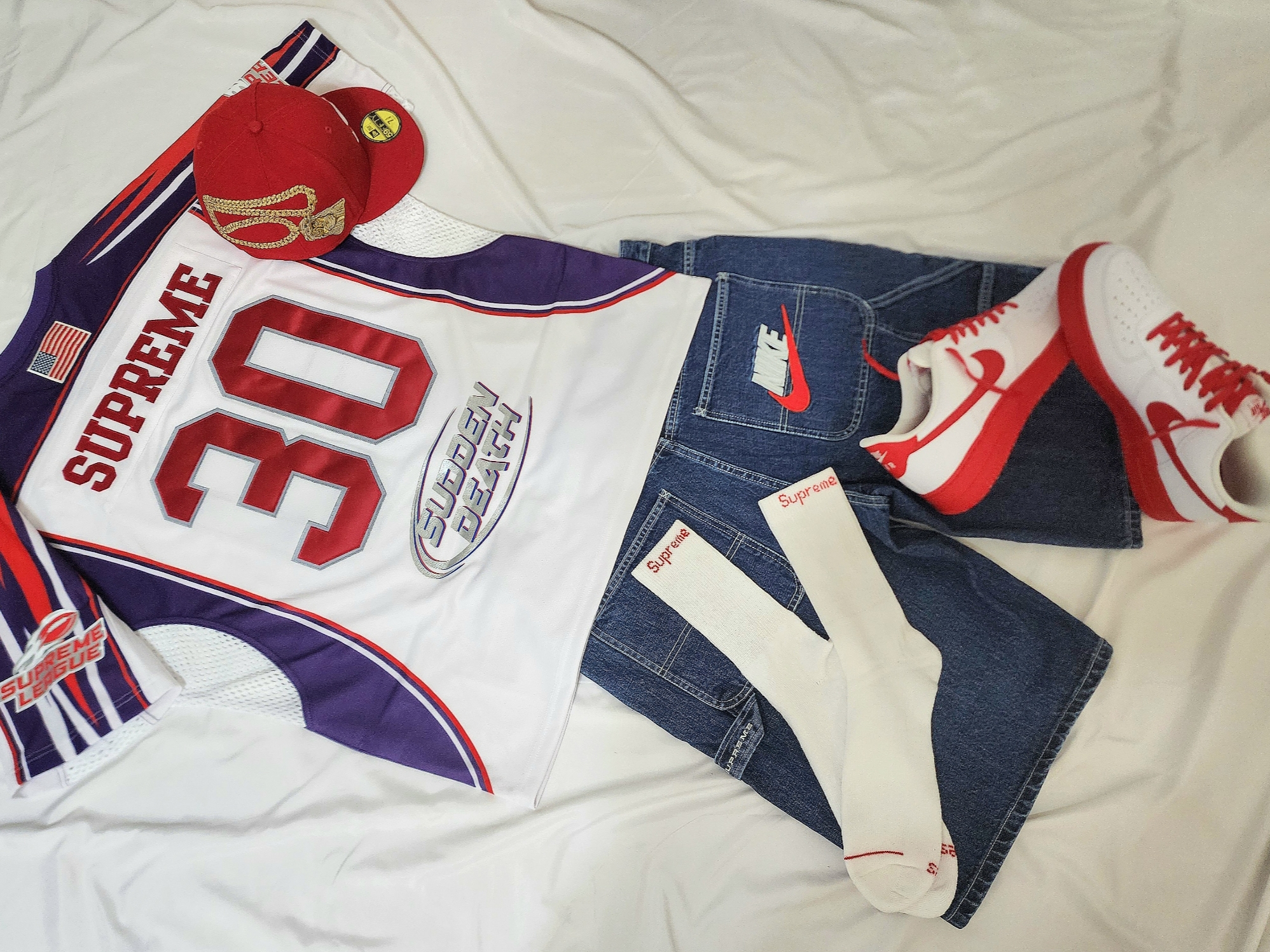 Supreme Jesus Piece S Logo New Era Red - 23FW, Supreme Sudden Death Football Jersey White - 24SS 착용 스타일 - 1