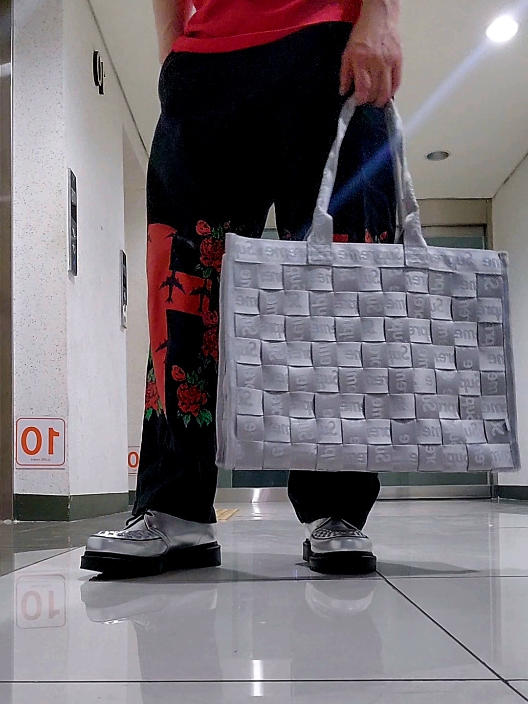 Dr. Martens x Supreme Ramsey Creeper Silver, Supreme Woven Tote Grey - 24SS 착용 스타일 - 1