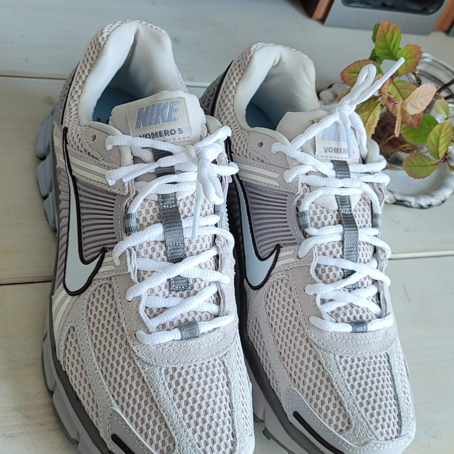 Nike Zoom Vomero 5 SE Light Orewood Brown 착용 스타일 - 2