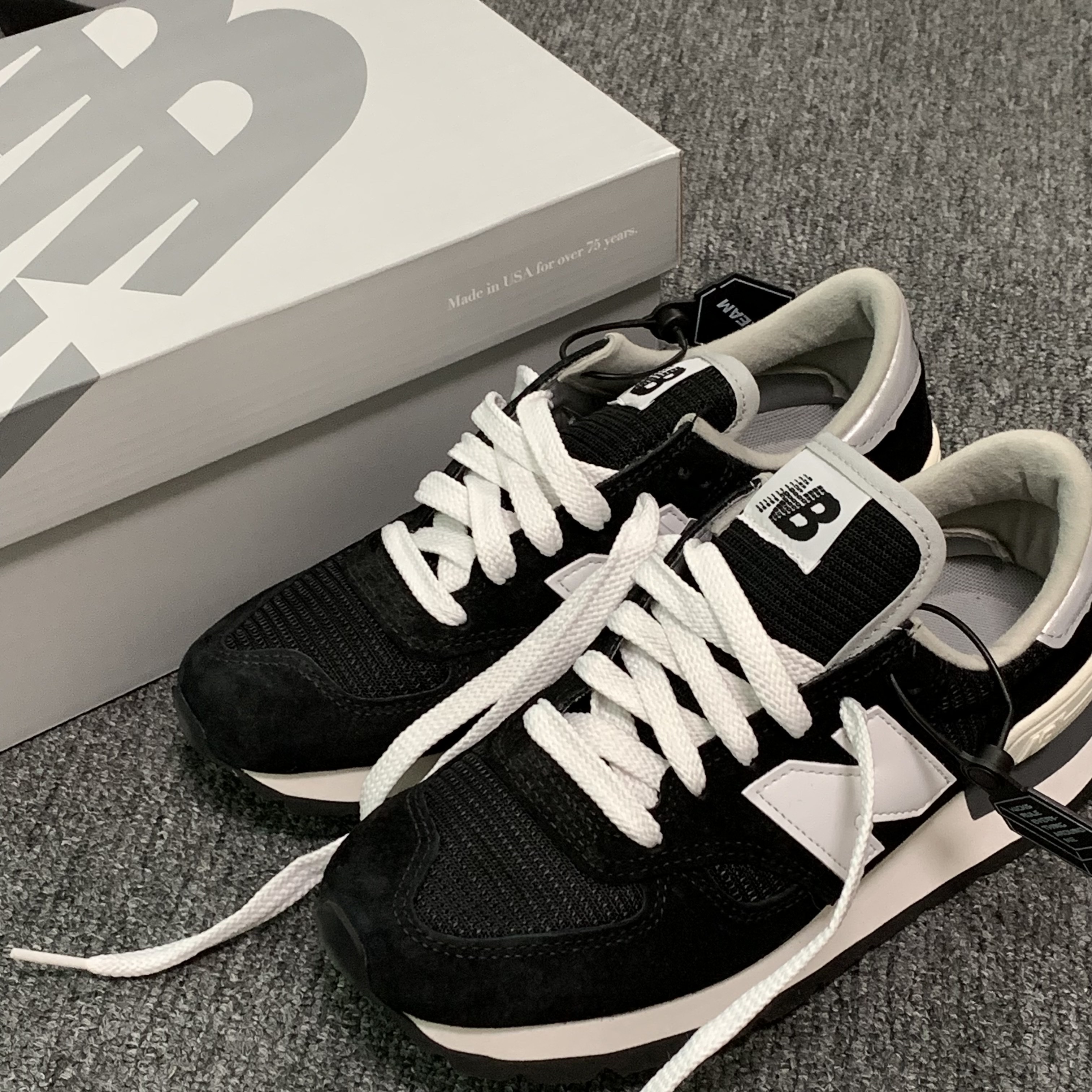 New Balance 990v1 Made in USA Black, New Balance 990v1 Made in USA Grey White 착용 스타일 - 1