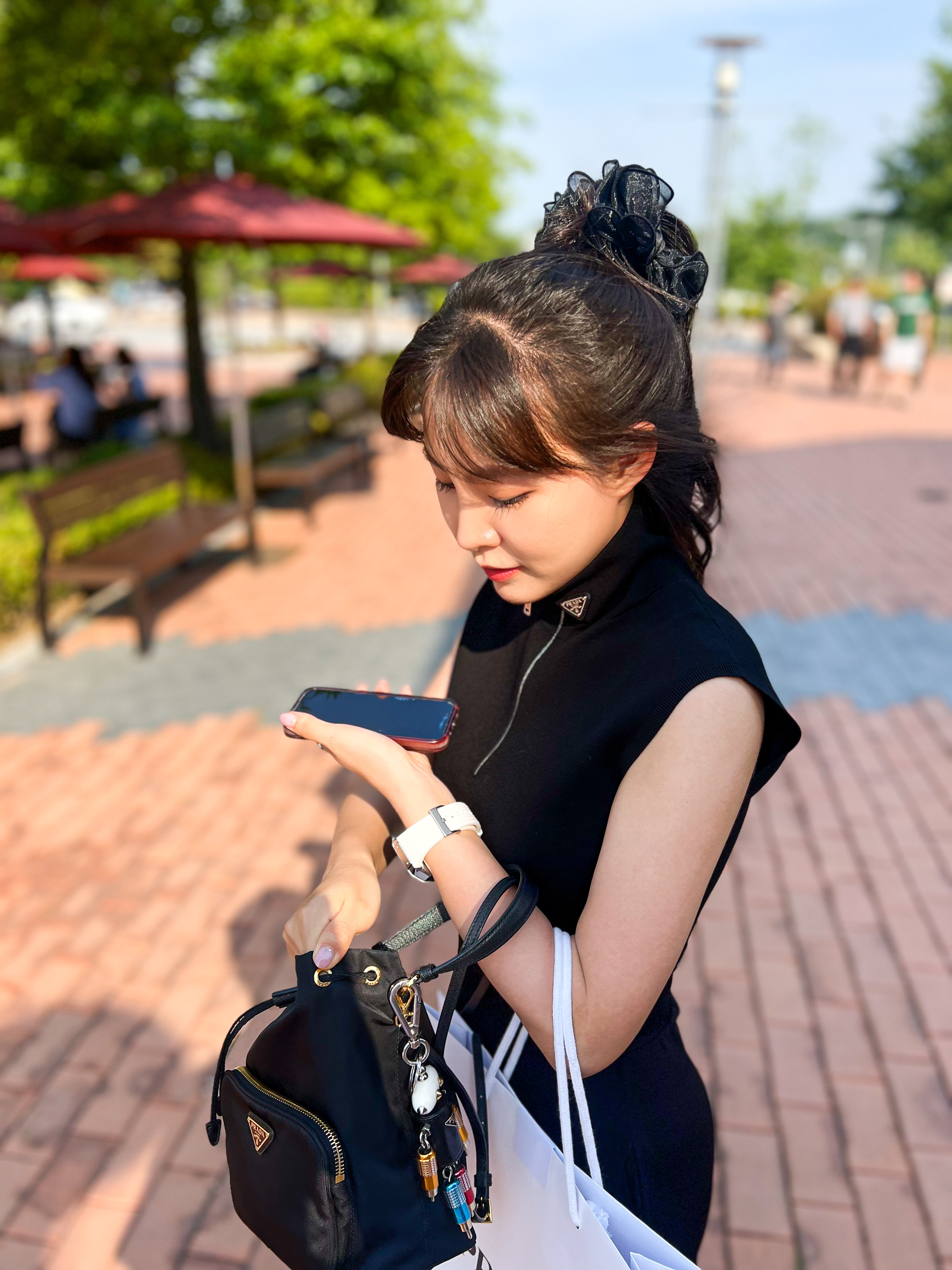 Prada Saffiano Leather Robot Trick Keychain Steel Black, Prada Duet Re-Nylon Shoulder Bag Black Gold 착용 스타일 - 5