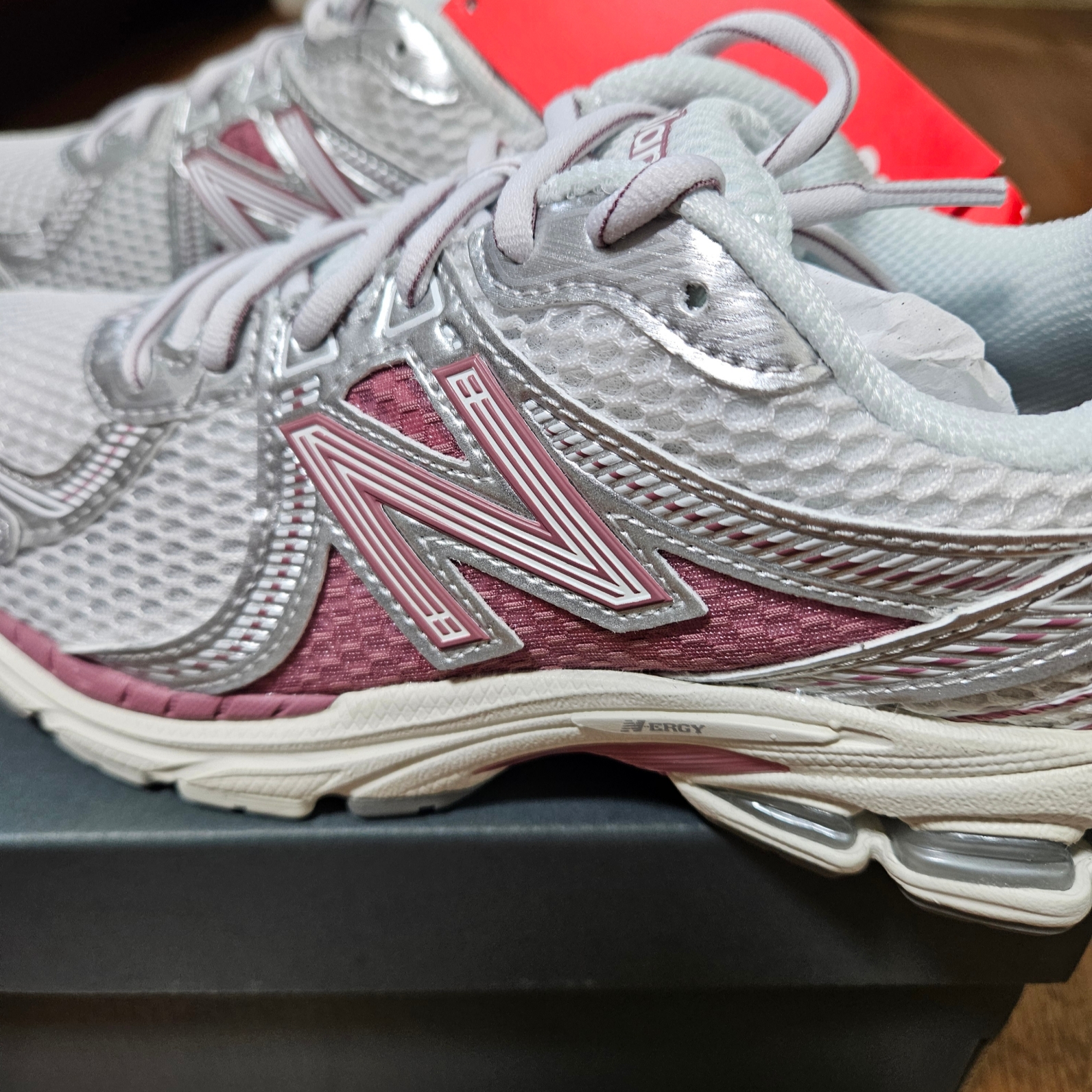 New Balance 860v2 Rosewood Metallic Silver 착용 스타일 - 3