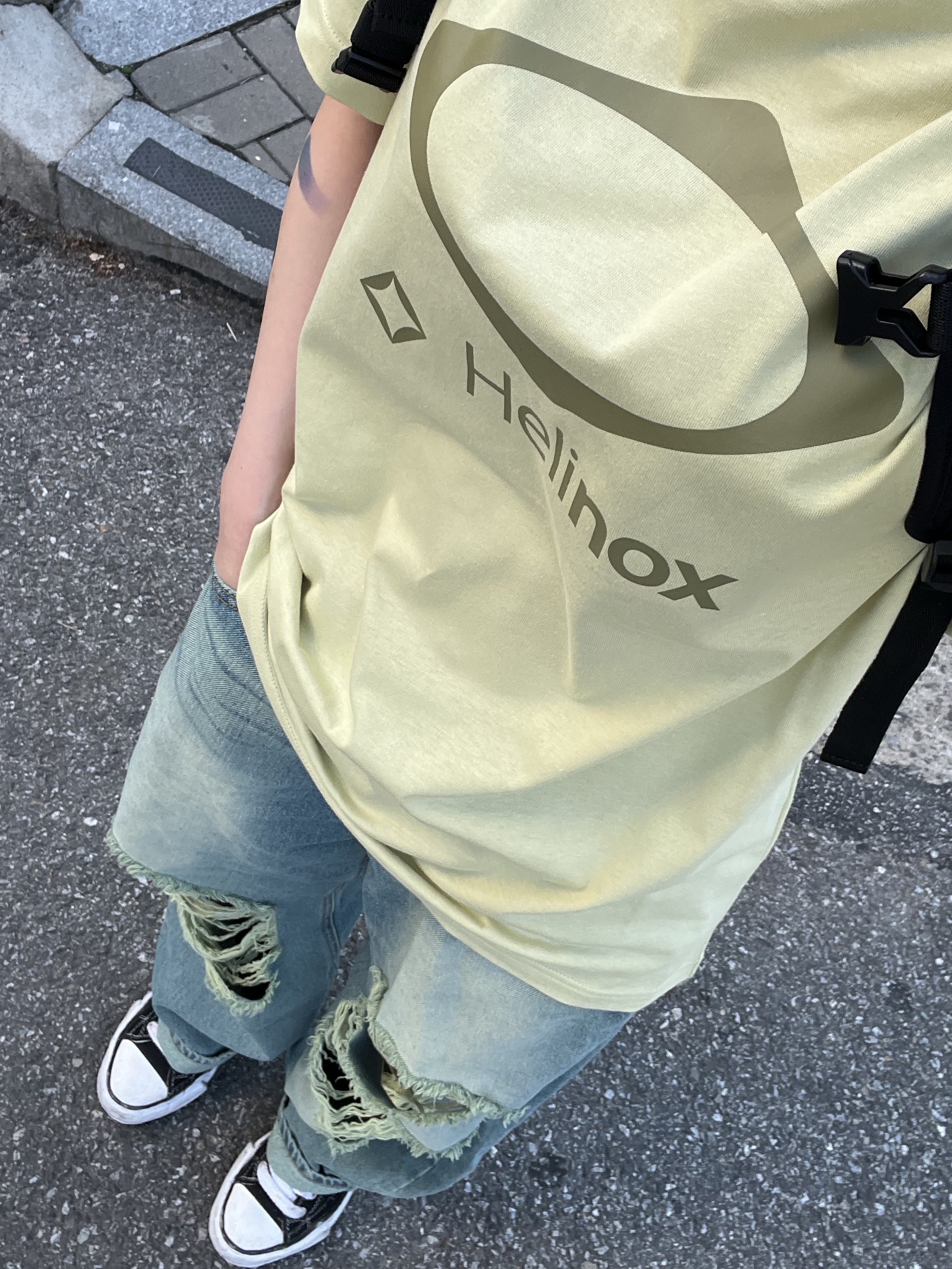 (W) Mischief x Helinox T-Shirt Olive, Maison Mihara Yasuhiro Peterson23 OG Sole Canvas Low-top Sneakers Black 착용 스타일
