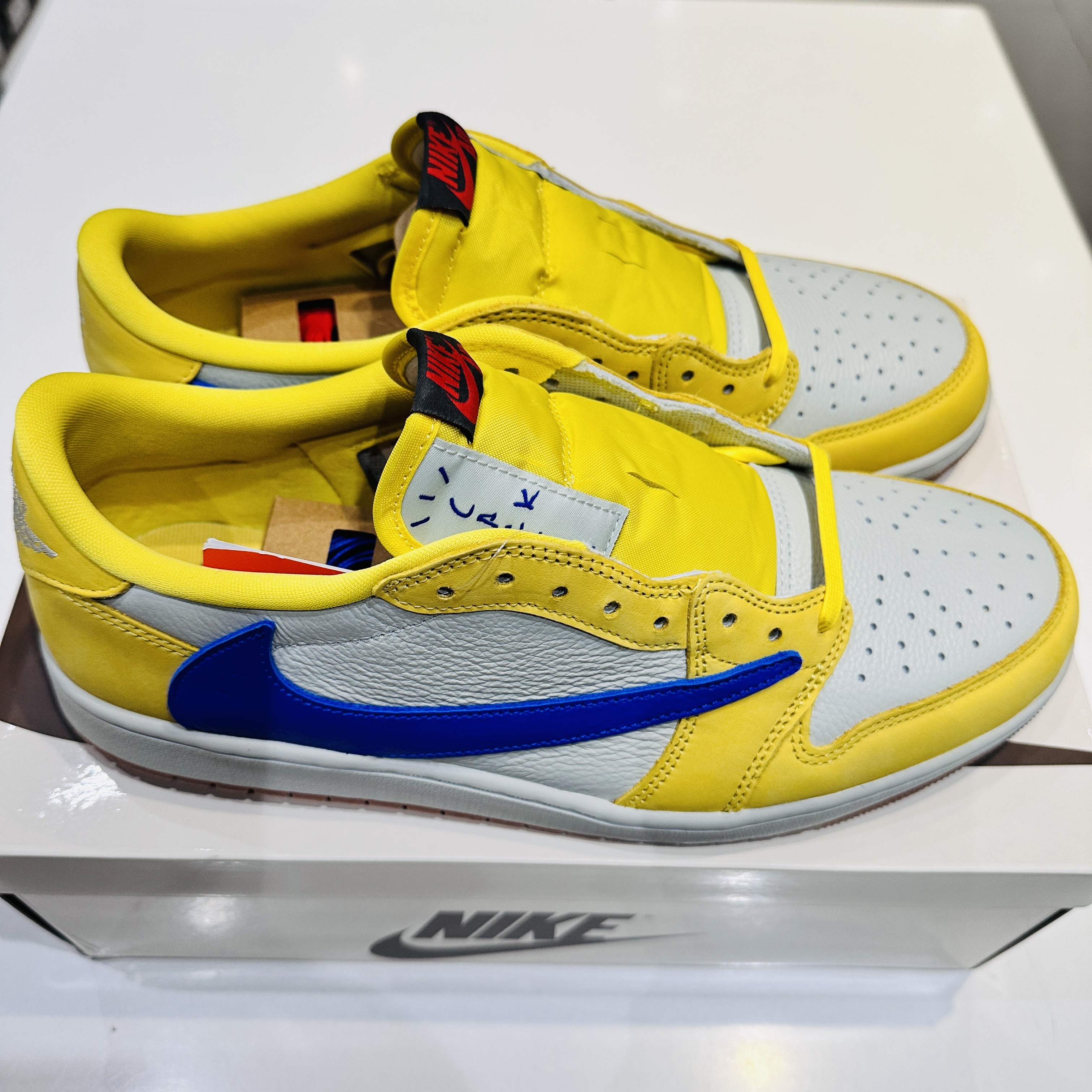 (W) Jordan 1 x Travis Scott Retro Low OG SP Canary 착용 스타일 - 4