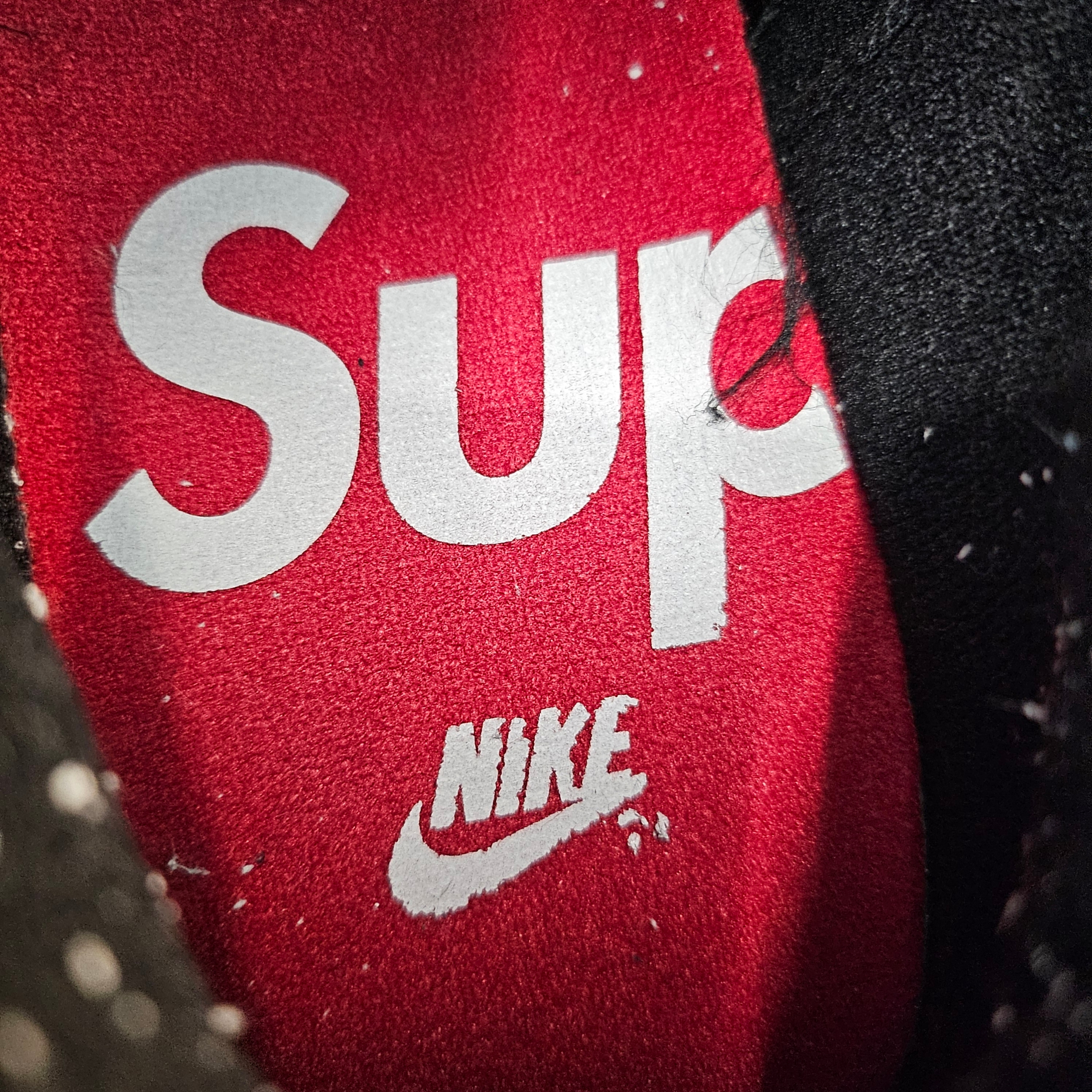 Nike x Supreme SB Darwin Low Black 착용 스타일 - 3