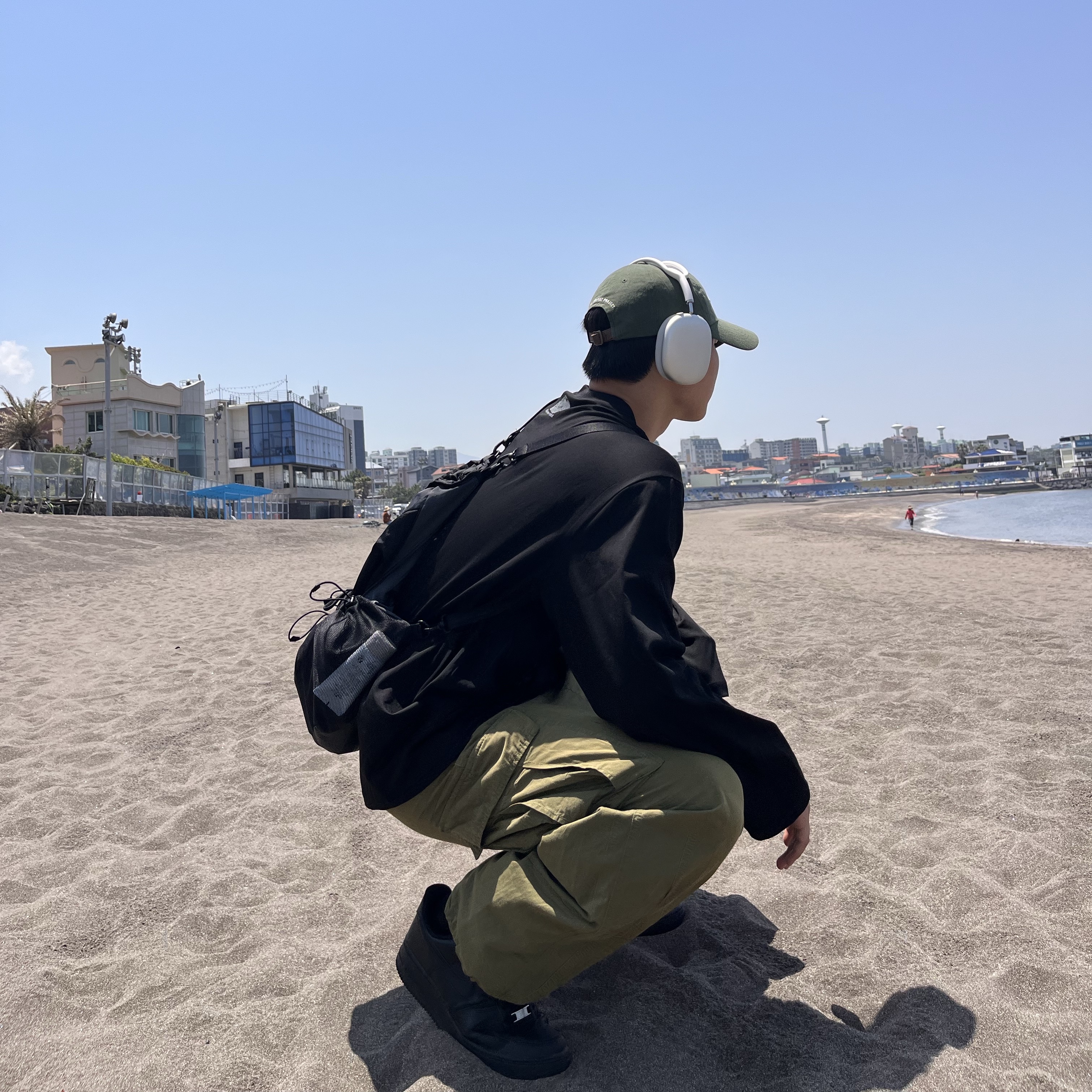 Apple AirPods Max Lightning Silver (Korean Ver.), Ogarp Knockin Logo B.B Cap Green 착용 스타일 - 1