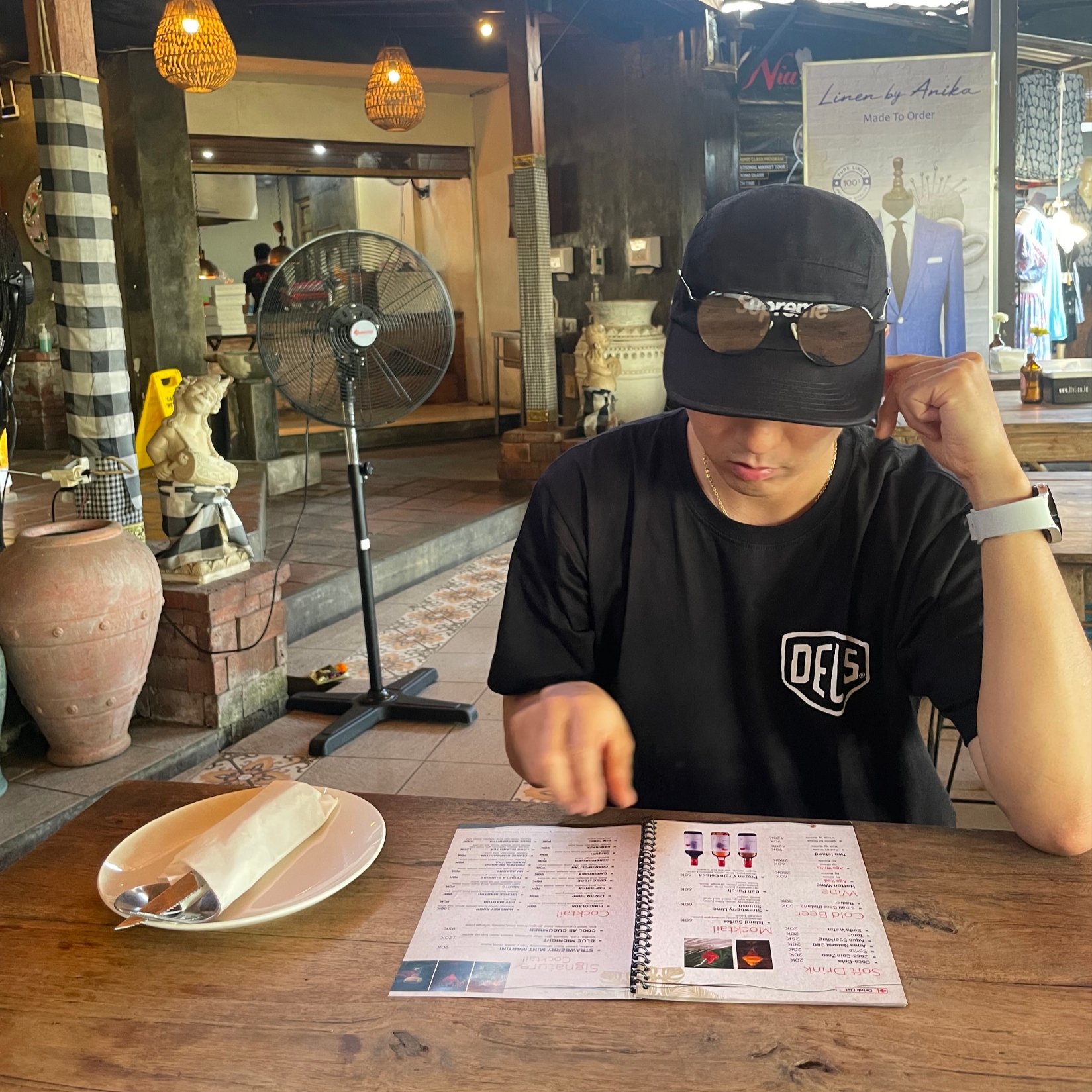 Deus Ex Machina Milano Adress T-Shirt Black, Supreme Washed Chino Twill Camp Cap Black 착용 스타일