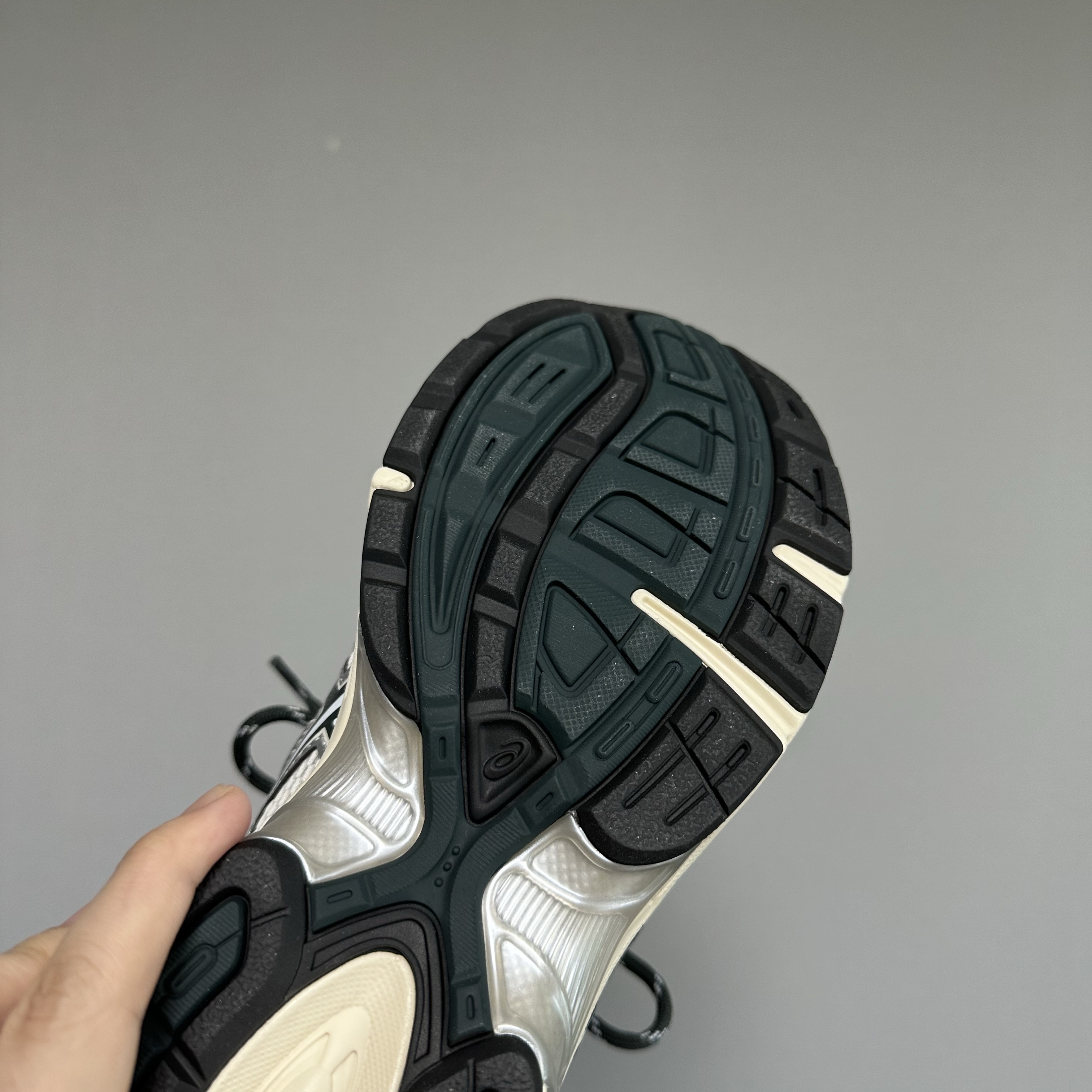 Asics x Kith Gel-1130 Cream Scarab 착용 스타일 - 5