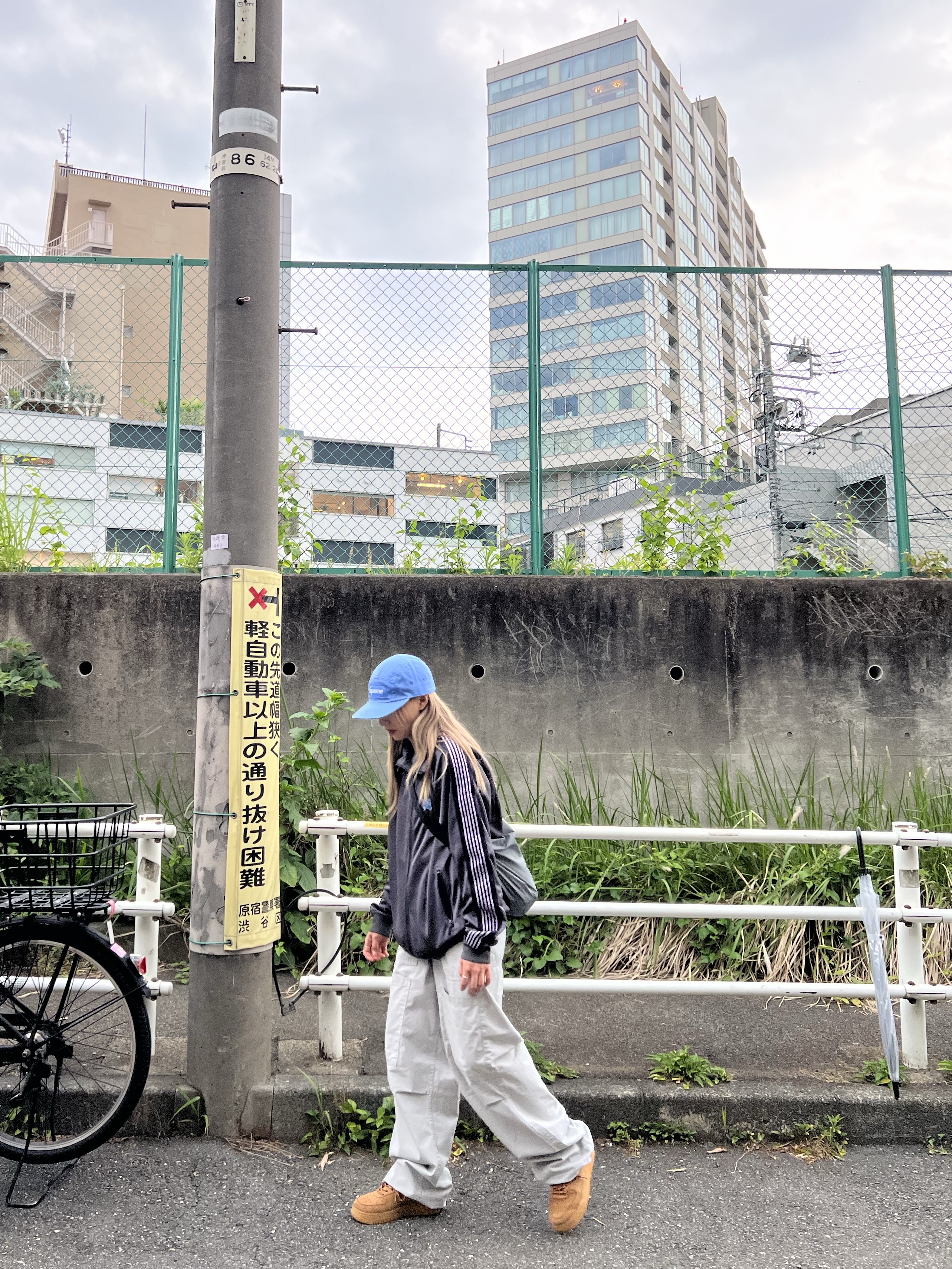 Supreme Washed Chino Twill Camp Cap Light Royal - 24SS, (W) Nike Air Force 1 '07 WB Flax Wheat 착용 스타일 - 3